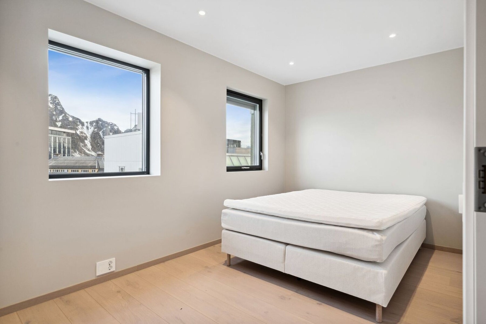Soverom 1 med plass til dobbeltseng. Galleribilde