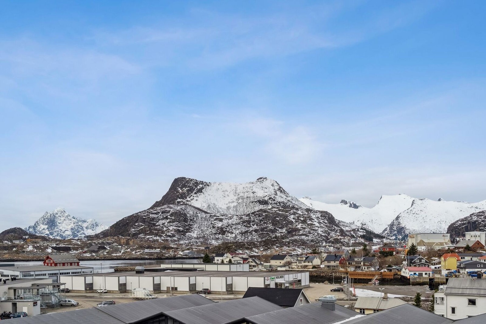 Her kan du se både Vågakallen og Tjeldbergtinden. Galleribilde
