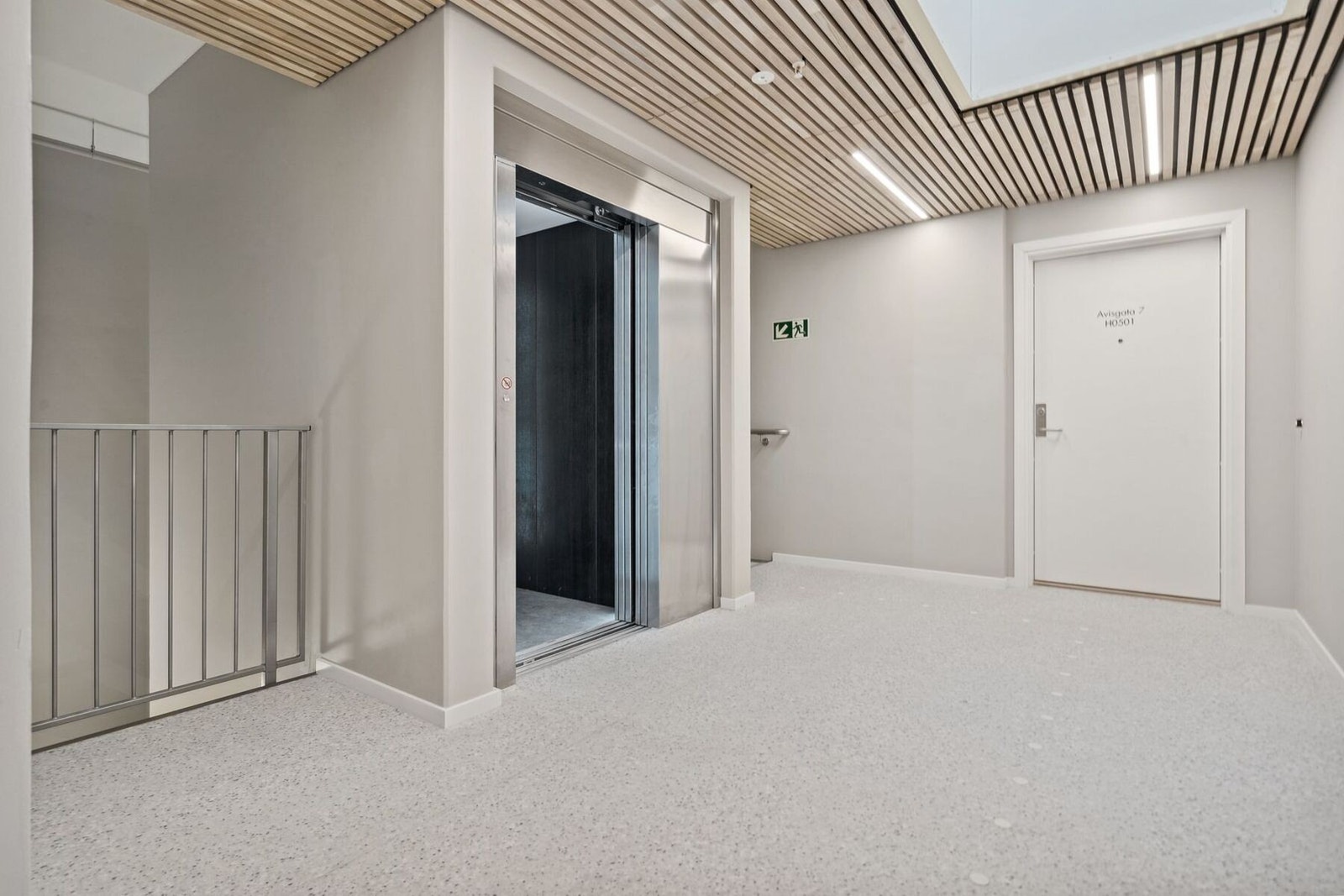 Heis ved trapperom - legg merke til den fine spile-himlingen. Galleribilde