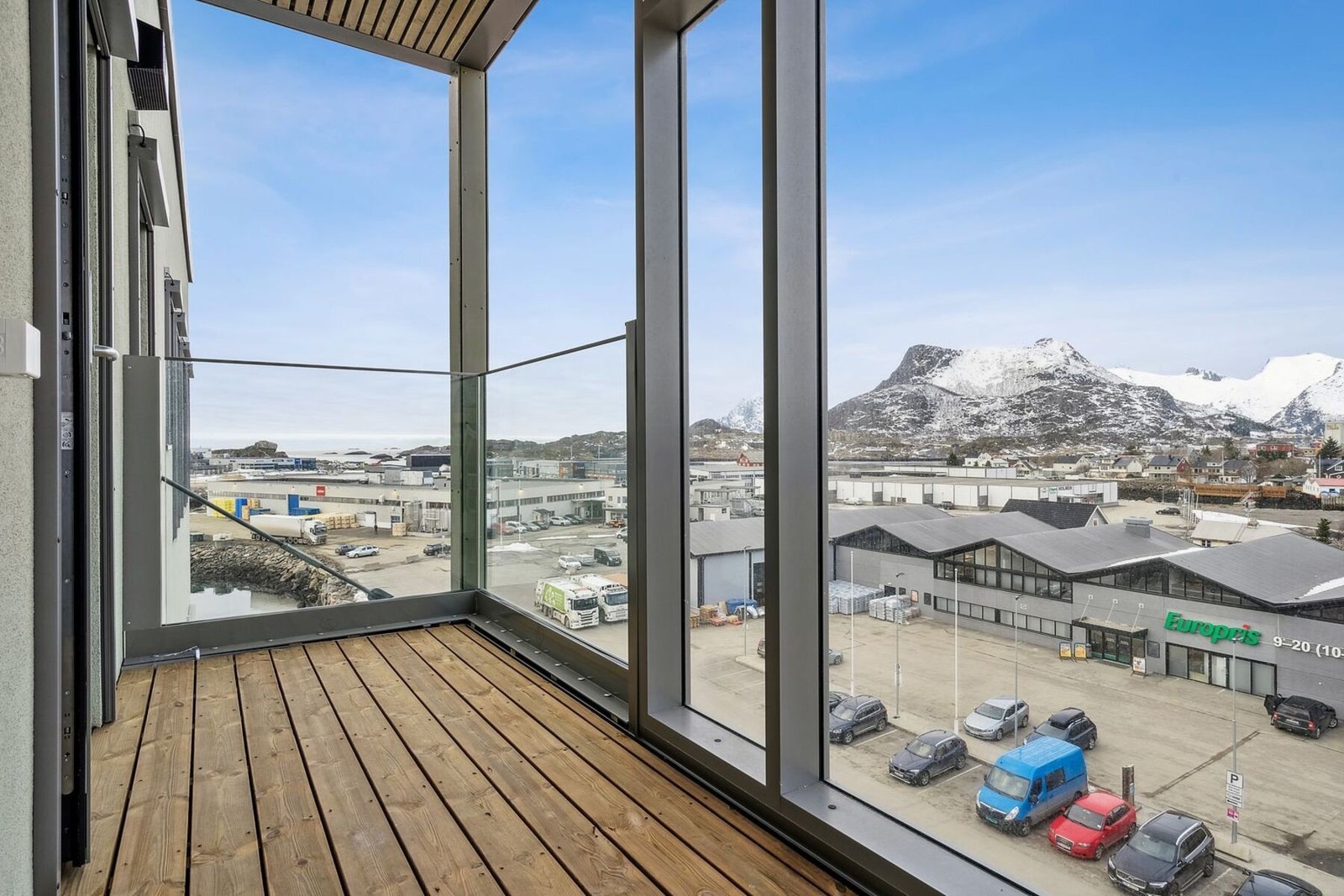 Balkong med utgang fra stue. Galleribilde
