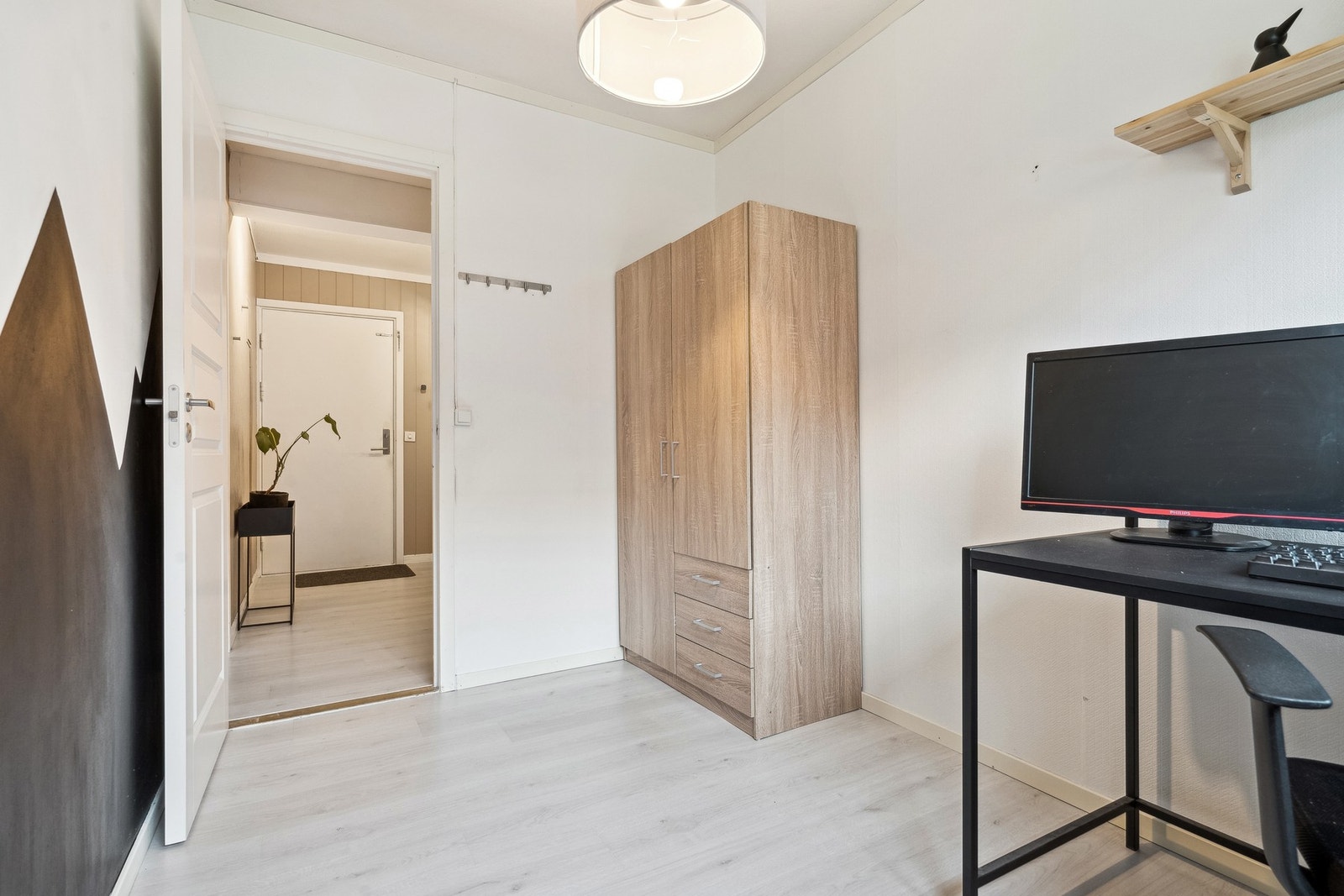Soverom nr. 2 har vært benyttet som kontor. Garderobeskap medfølger. Galleribilde