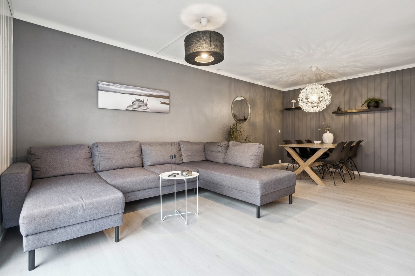 God plass til både sitte-og spisegruppe i naturlige soner. Galleribilde