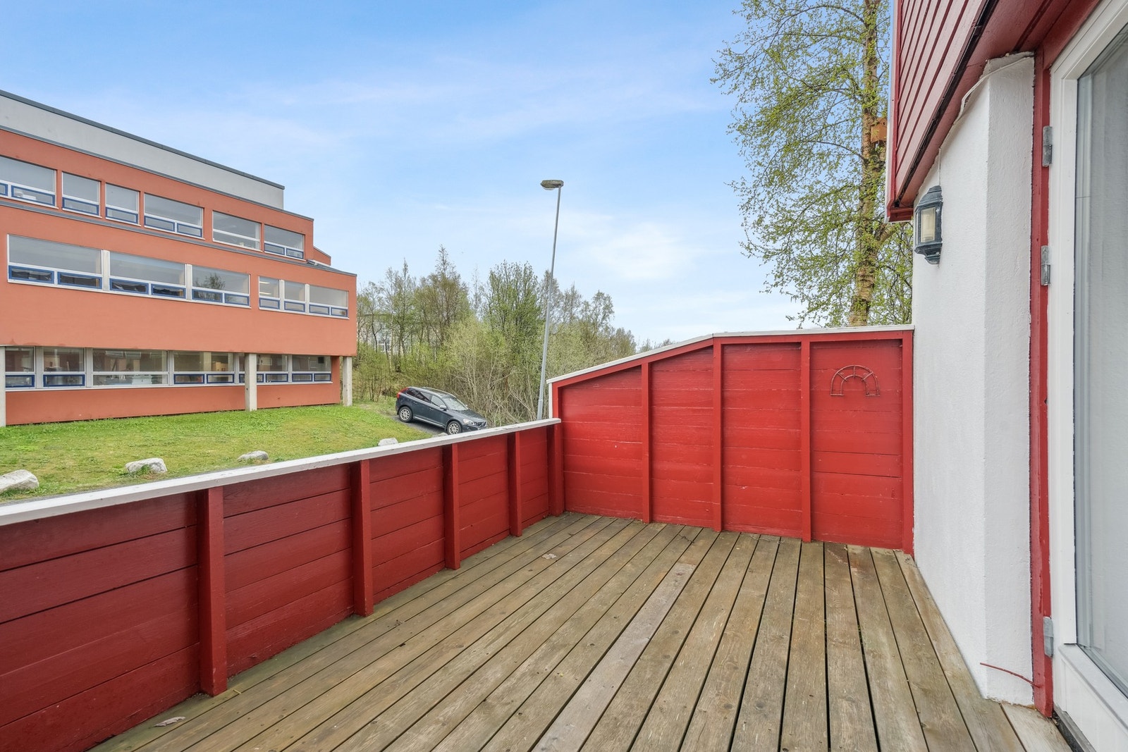 Trivelig veranda vendt mot sør med god plass til utemøblement. Galleribilde