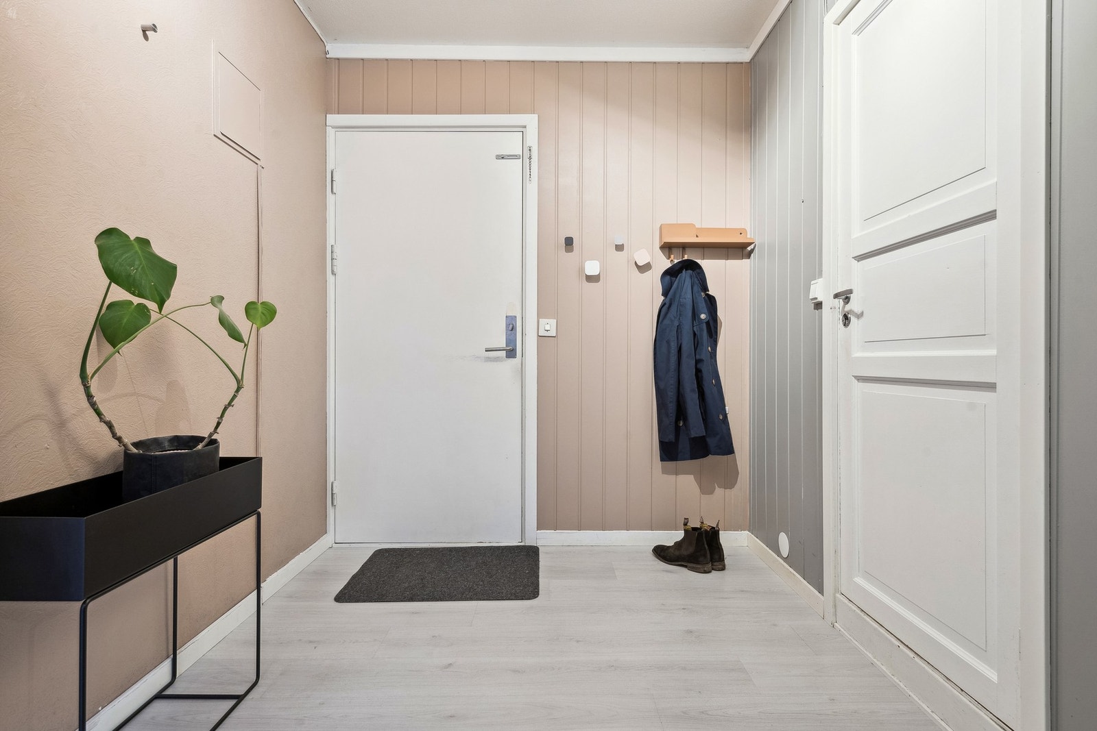 Inngangsparti med plass til skotøy og yttertøy. Leiligheten disponerer også 2 boder i fellesareal. Galleribilde