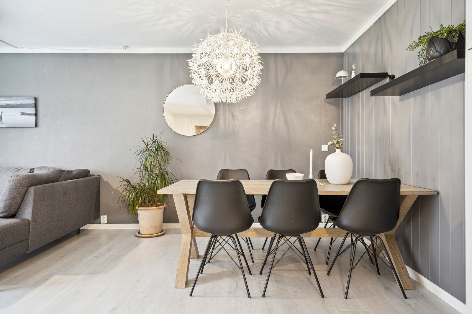 God plass til stort spisebord i tilknytning kjøkken. Galleribilde