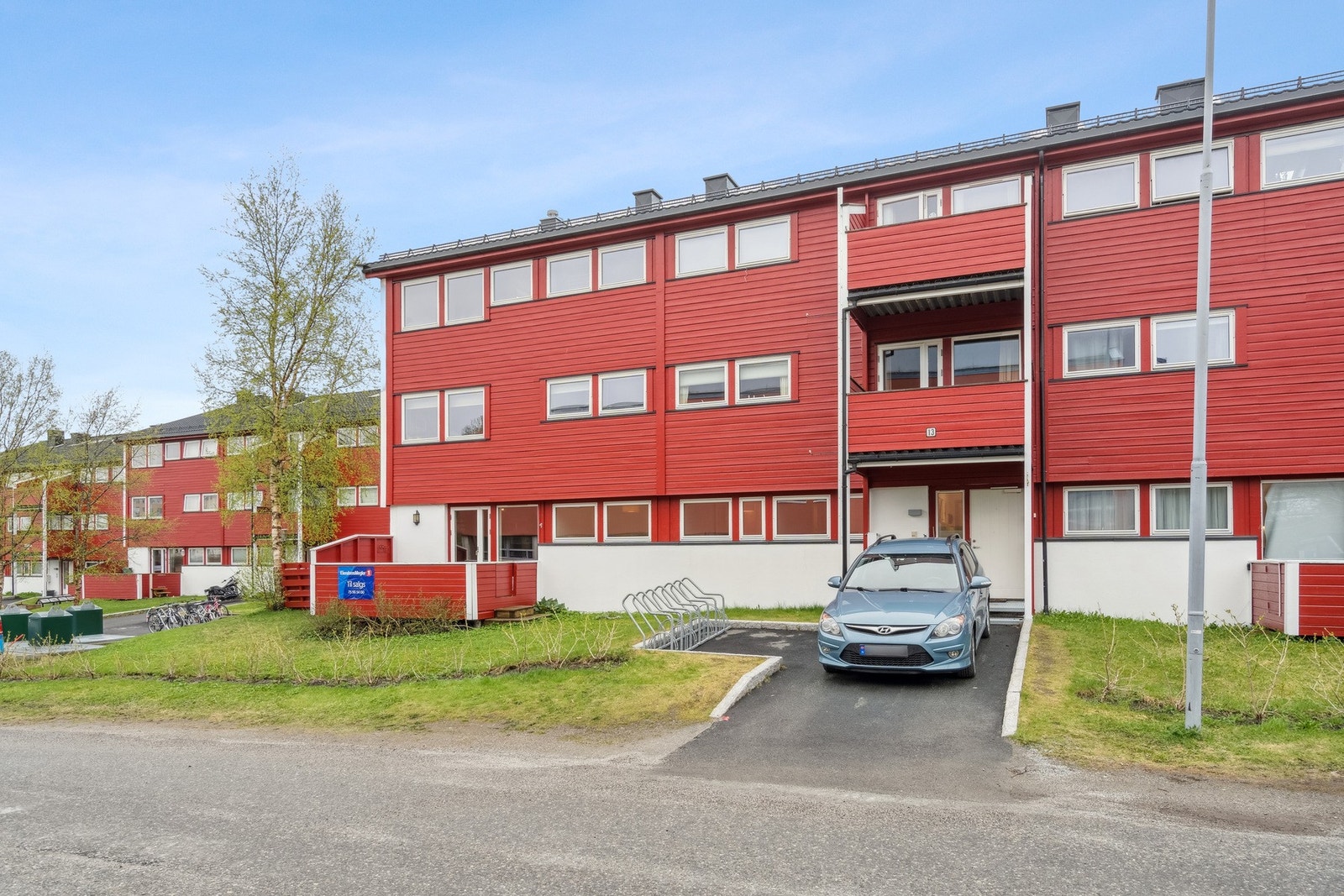 Her bor man i trivelige omgivelser med kort vei til alle daglige nødvendigheter. Borettslaget har to felles parkeringsområder med el-billadere man kan benytte. Galleribilde
