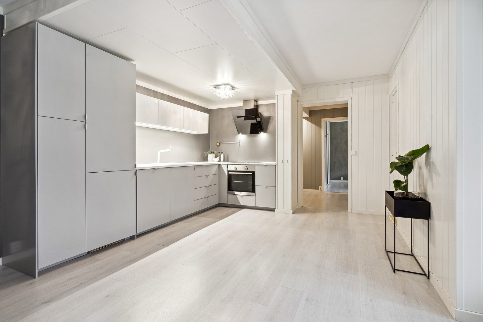 Leiligheten er oppgradert i senere tid med bl.a nyere kjøkken, modernisert bad samt nye gulv og overflater. Galleribilde