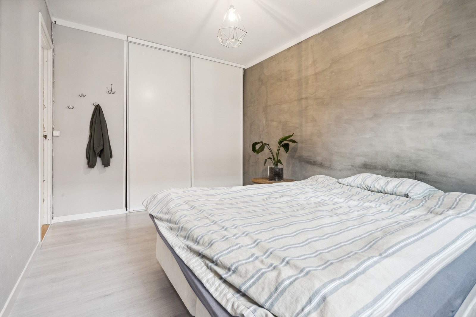 Oppbevaringsplass i skyvedørsgarderobe. Galleribilde