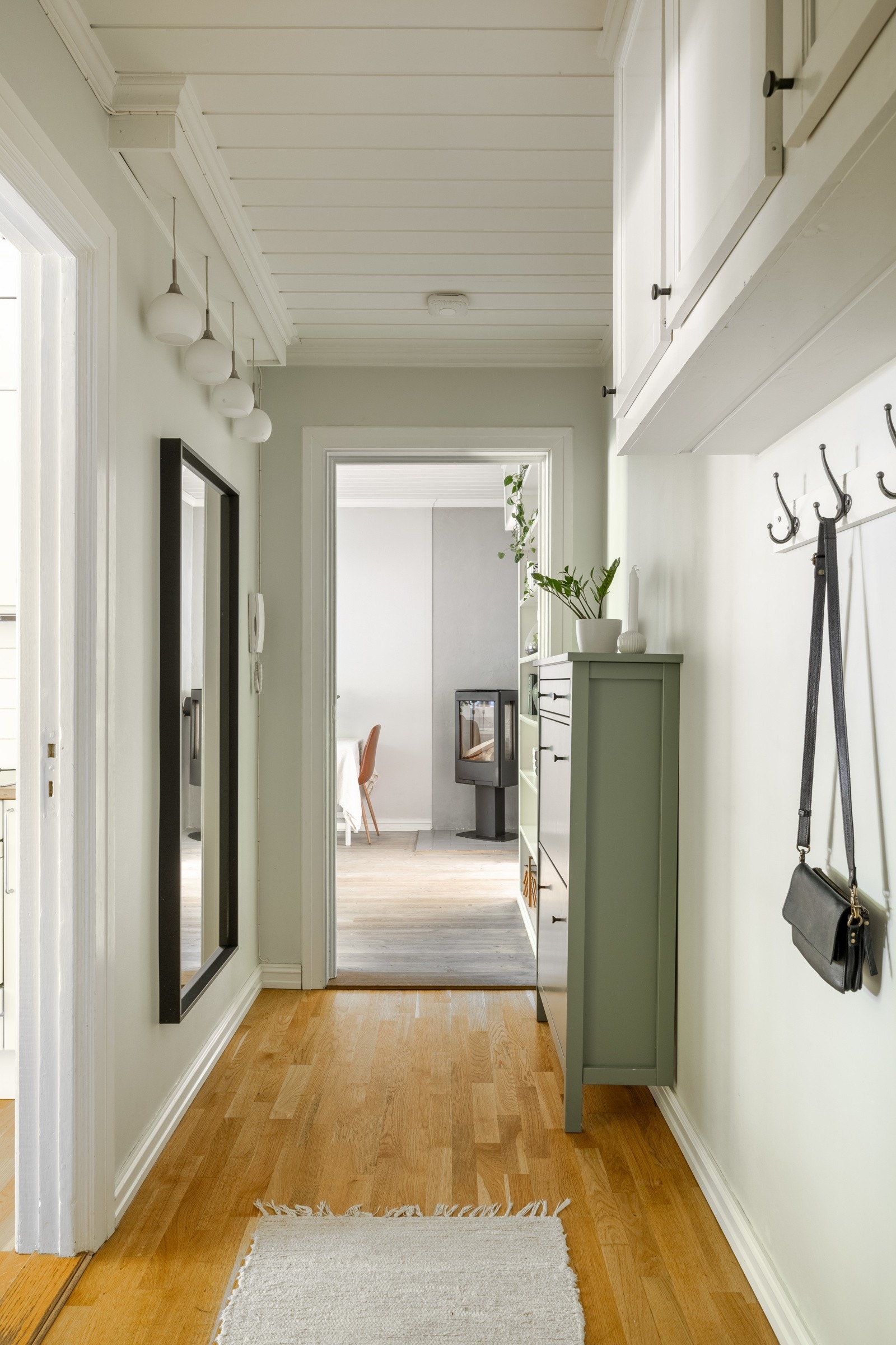 Romslig entré med plass til ønskelige møblementer. Galleribilde