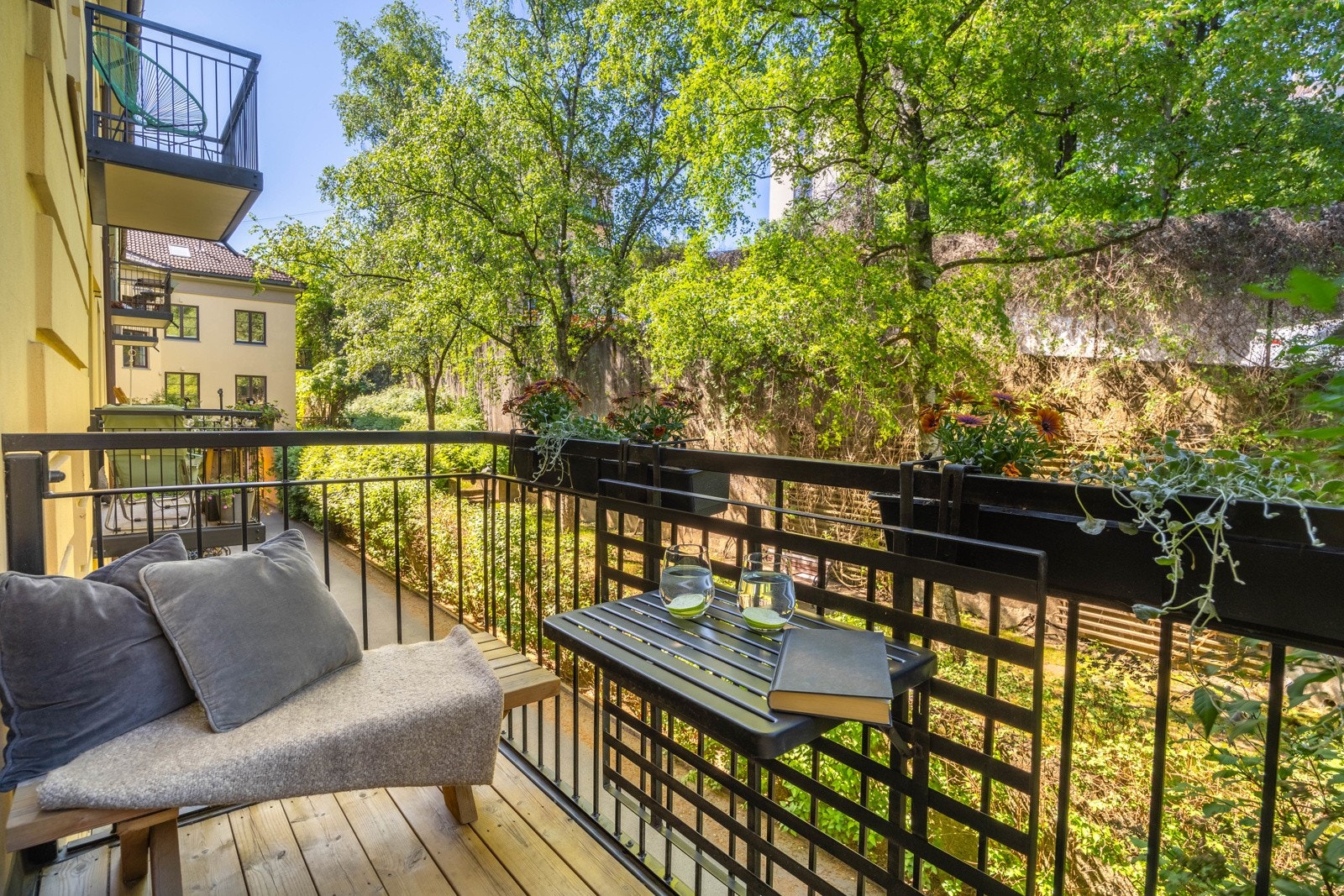 Innbydende 2-roms leilighet med store vindusflater, balkong, peis og perfekt beliggenhet. Galleribilde