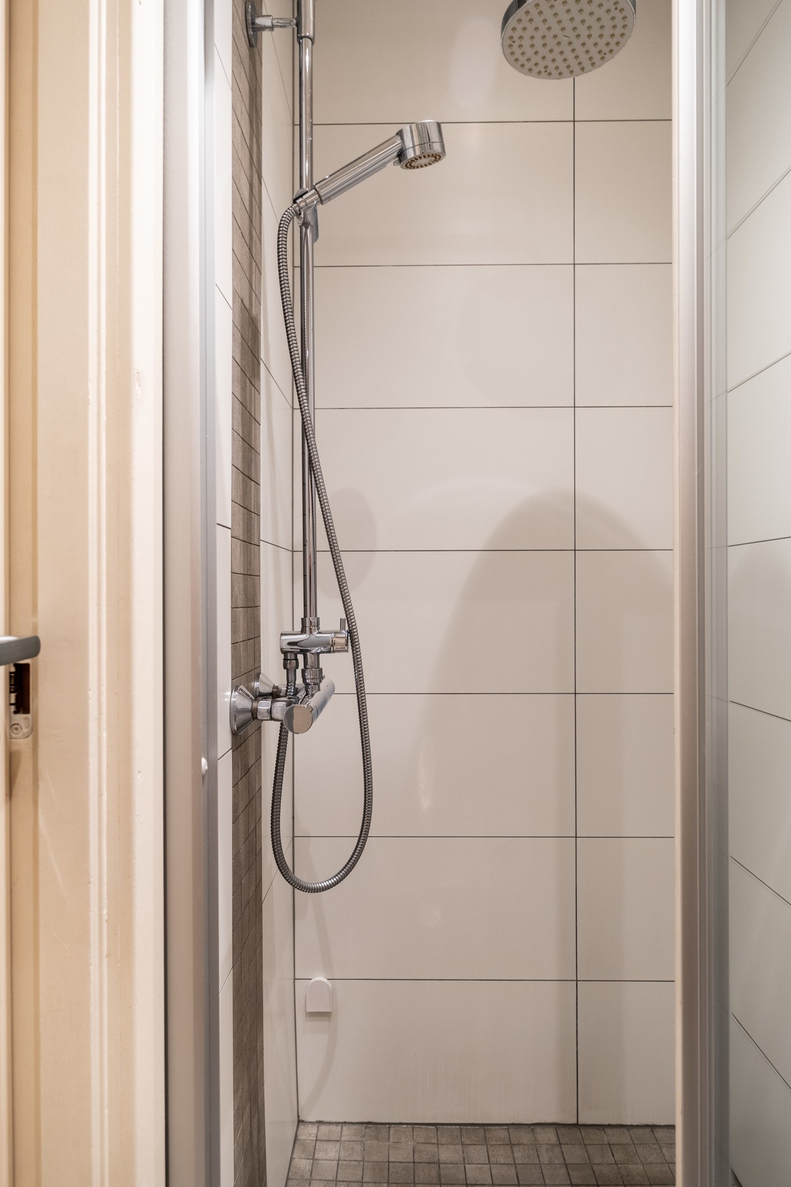 Det er mekanisk avtrekksvifte i vegg. Galleribilde