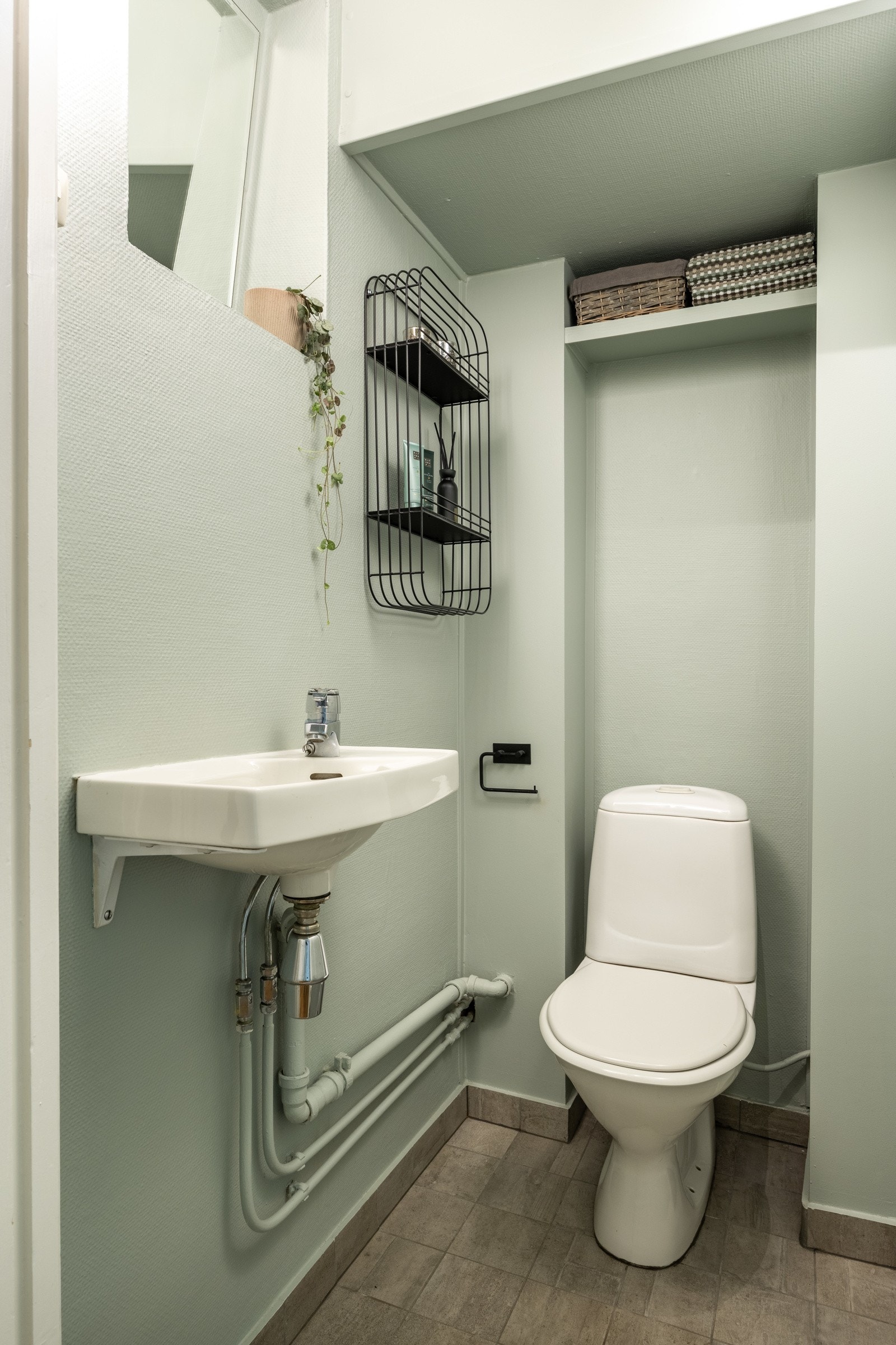 Ved badet er det et toalettrom med flislagt gulv og gulvstående toalett. Galleribilde