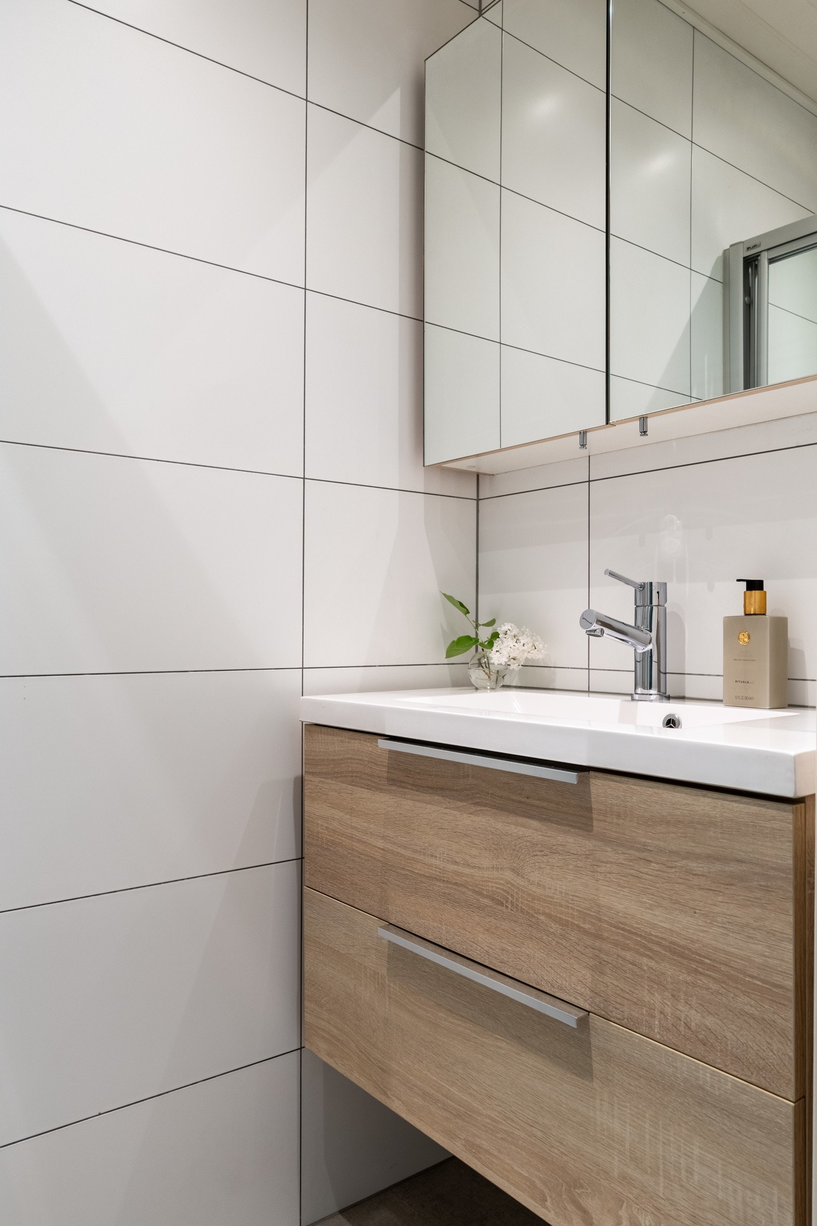 Baderom med flislagt gulv med gulvvarme, flislagte vegger og ny dusjdør fra 2020. Galleribilde