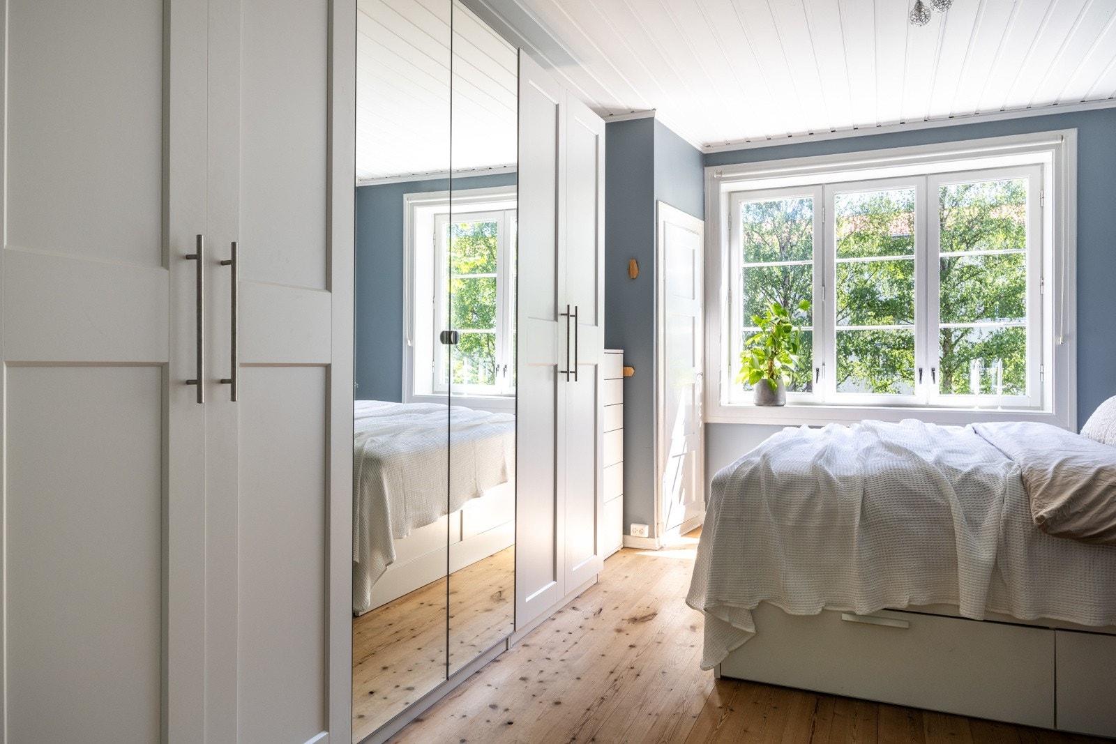 Soverommet har stort innredet garderobeskap, hvor man har rikelig med oppbevaring. Galleribilde