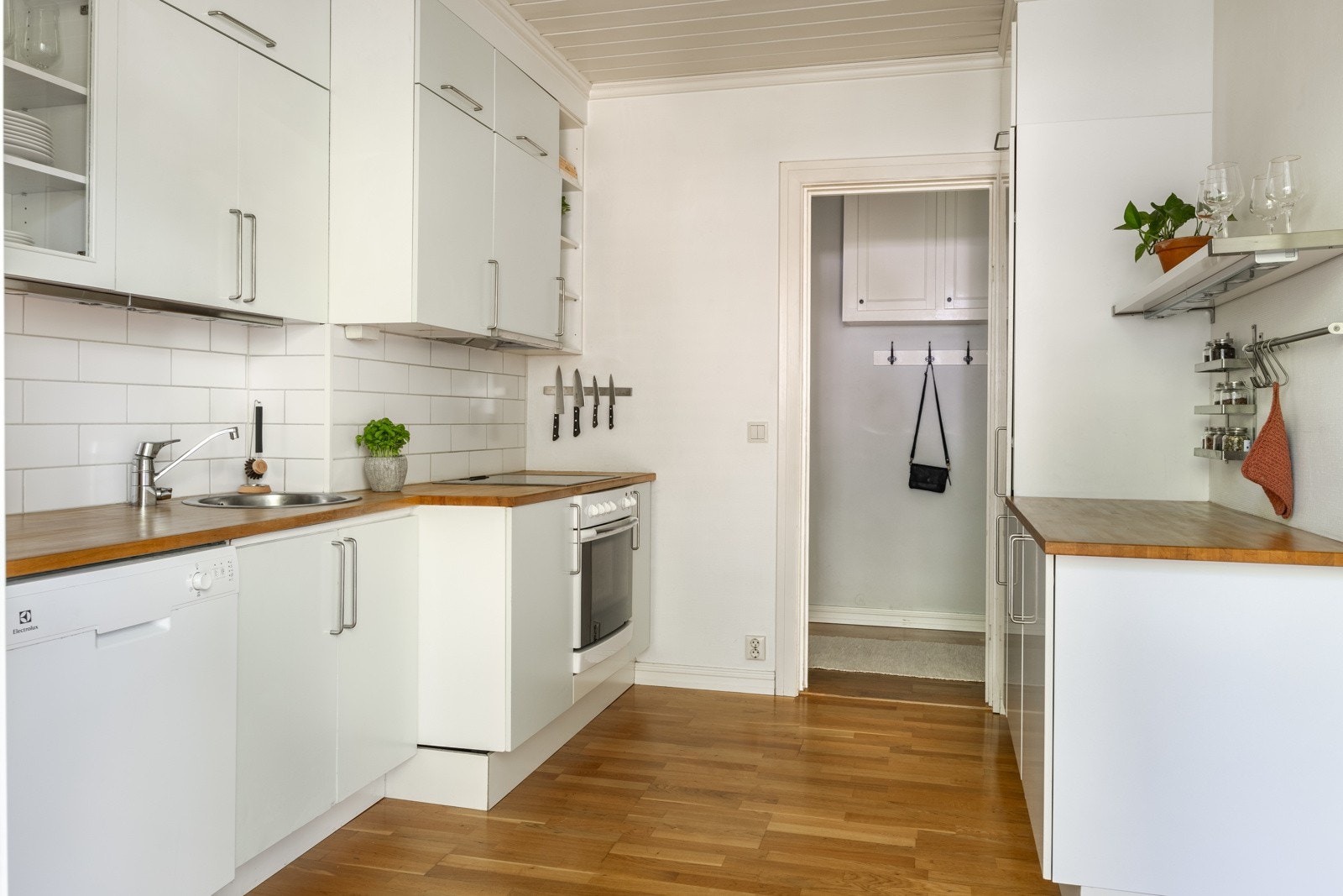 Kjøkkenet har opplegg for vaskemaskin. Galleribilde