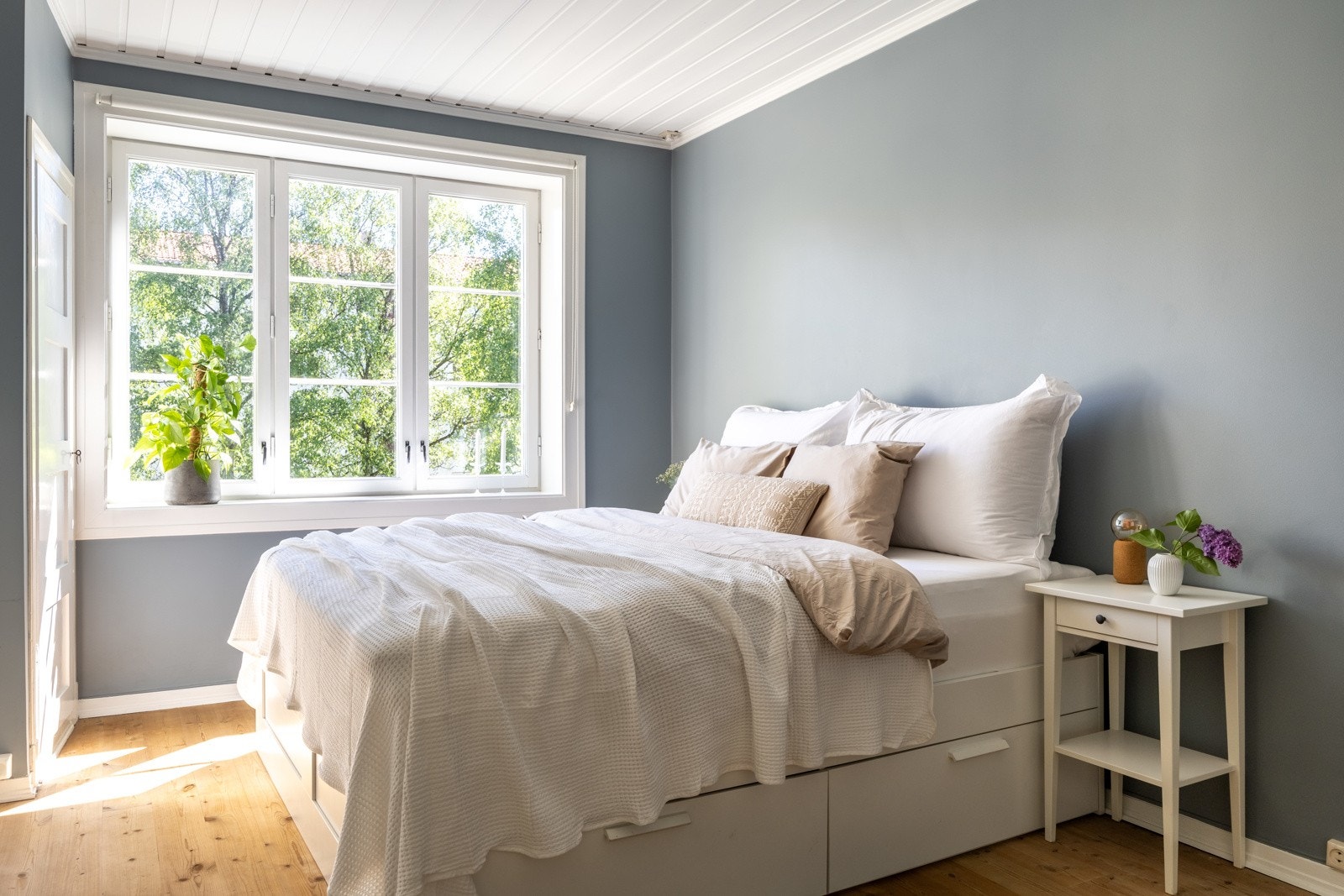 Leilighetens soverom er av god størrelse med plass til dobbeltseng og andre ønskelige møblementer. Galleribilde