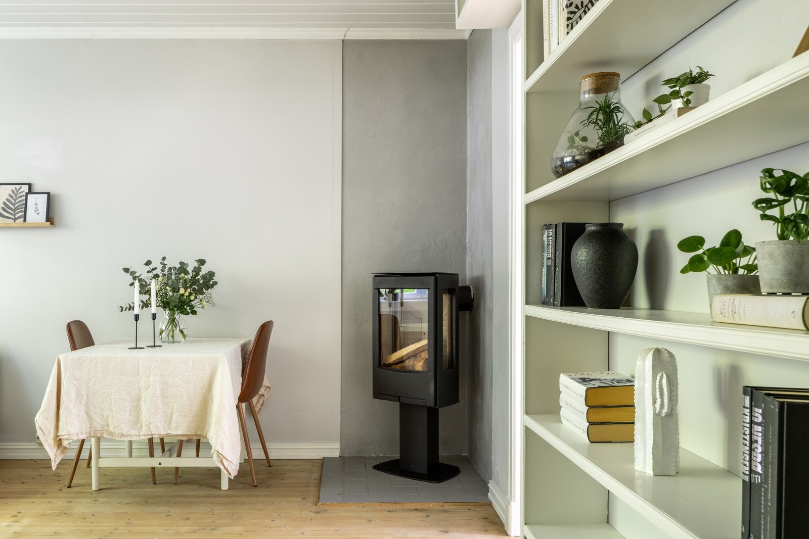 Stuen har en fin peis som gir en behagelig varme på kalde vinterdager. Galleribilde