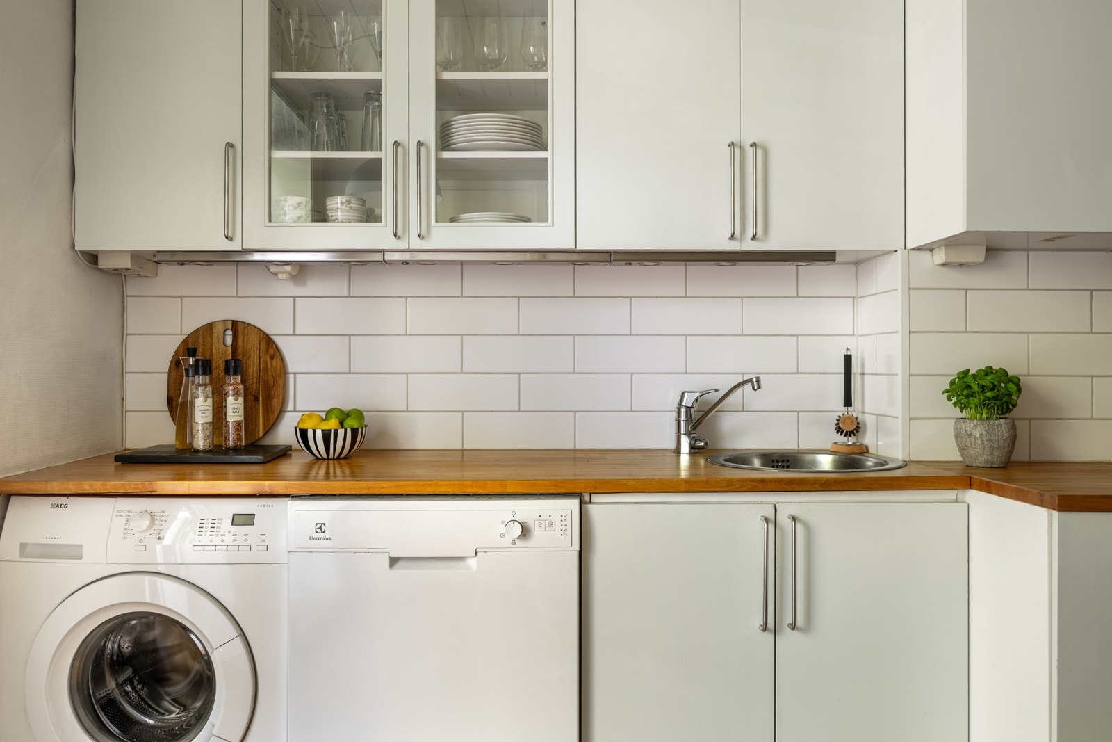 Kjøkkeninnredning med slette fronter og benkeplate av laminat med nedsenket oppvaskkum. Galleribilde