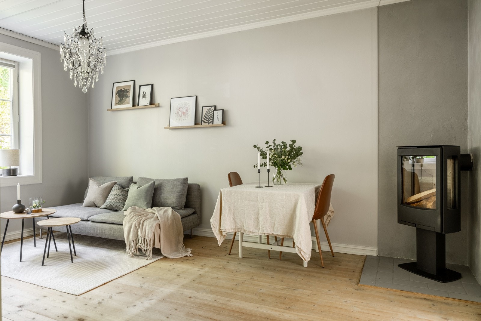 Stuen kan enkelt innredes med både sofa- og spiseseksjon. Galleribilde