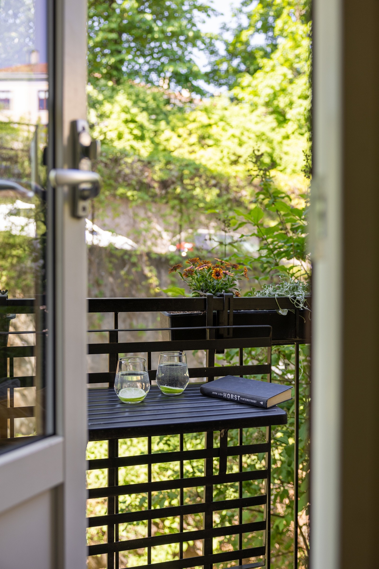 Utgang fra kjøkken til solrik balkong målt til 3 kvm vendt mot rolig bakgård. Galleribilde