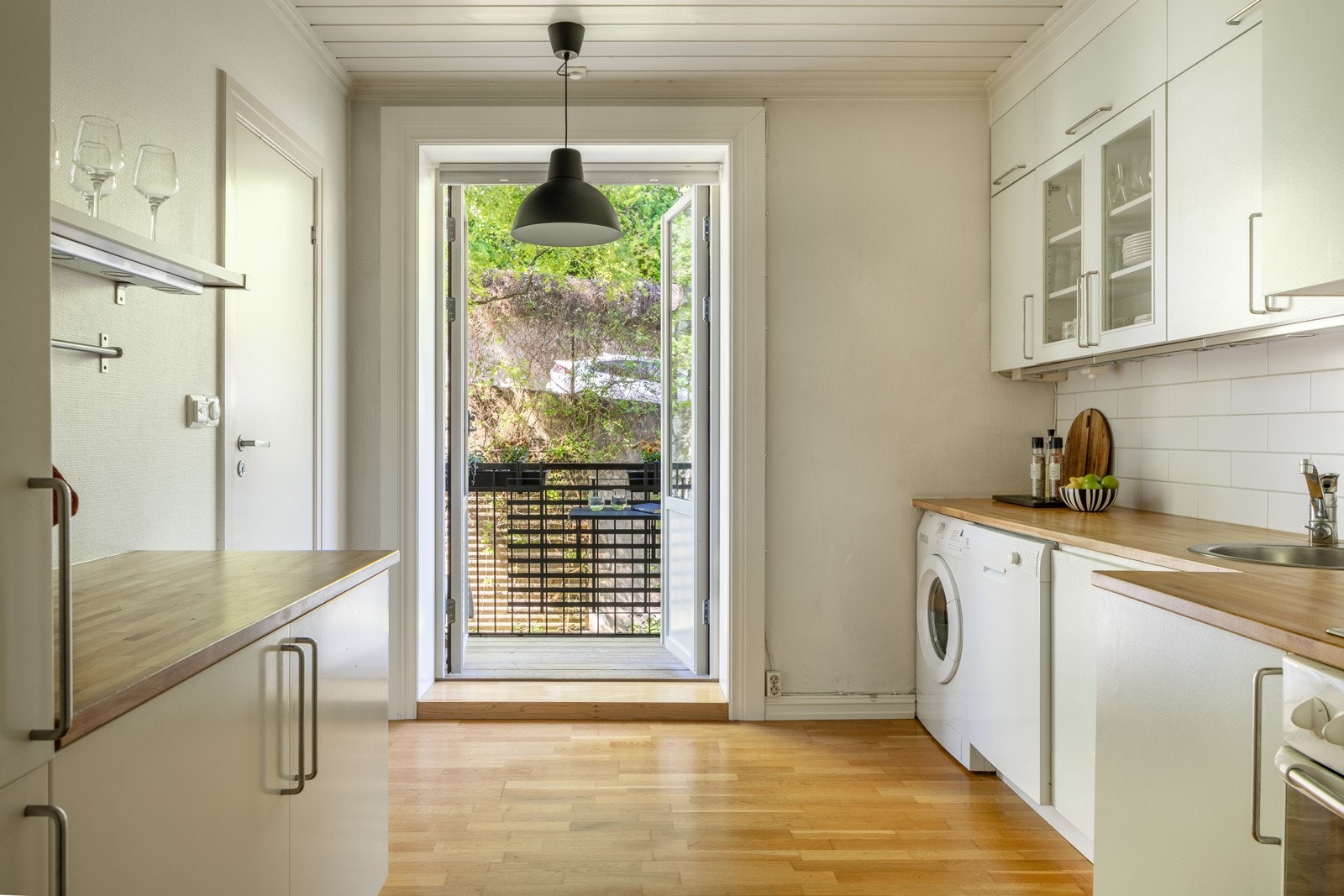 Leiligheten har et romslig kjøkken med gode oppbevaringsmuligheter. Galleribilde