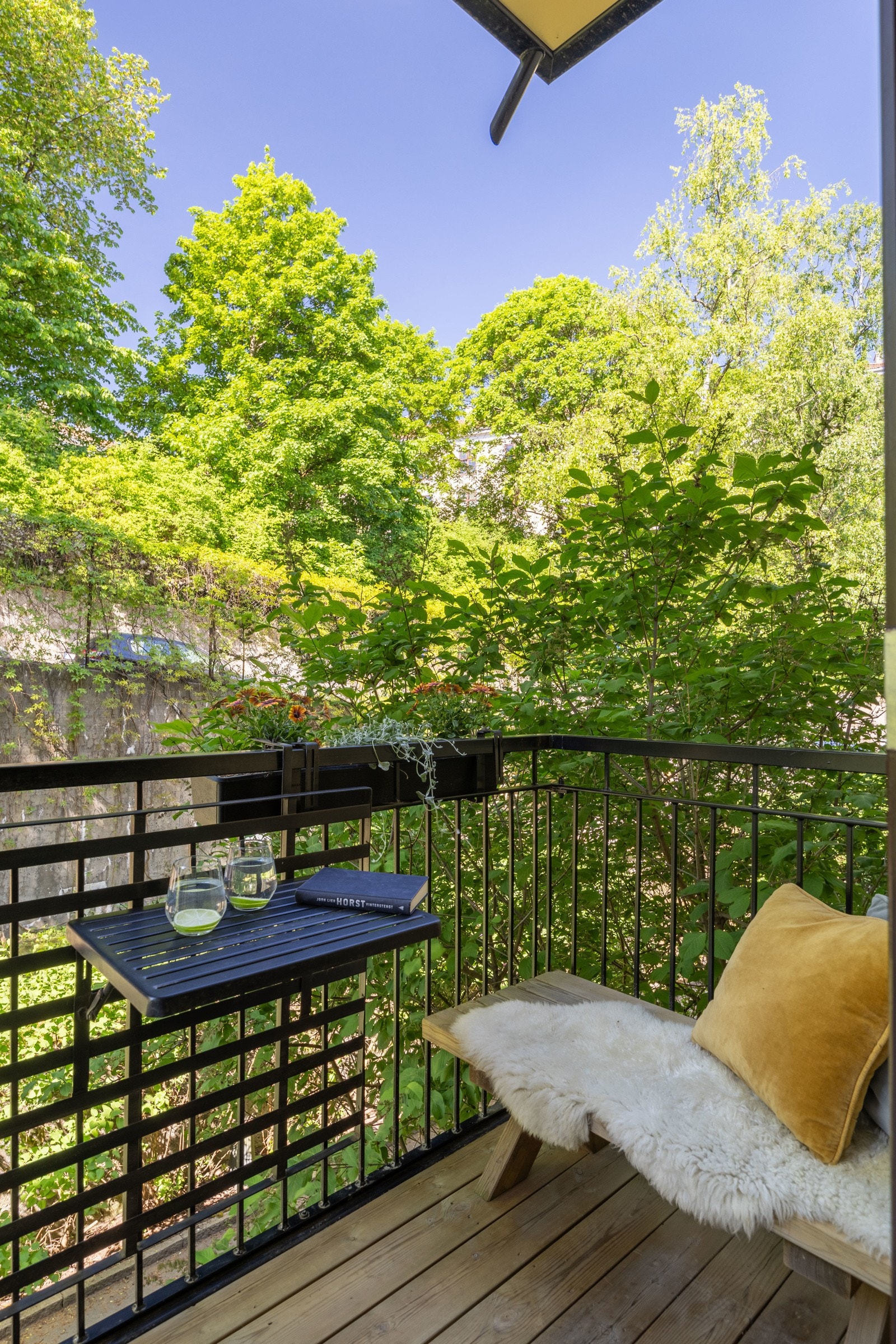 Her kan man nyte solen fra ca. kl. 12.00 - 19.00 på sommertid. Galleribilde