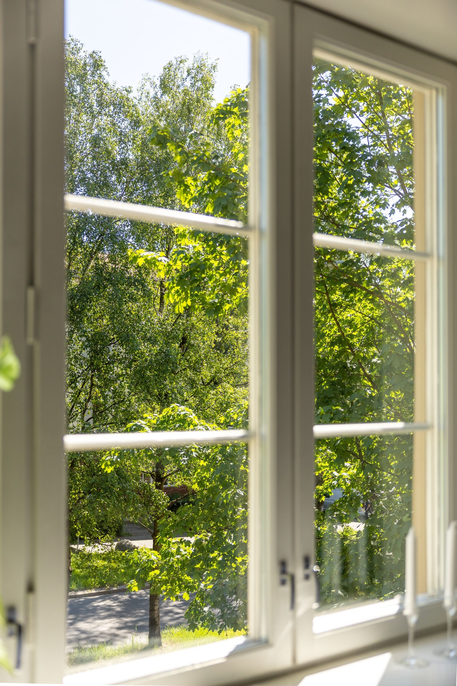 Leiligheten har store vindusflater som slipper inn mye naturlig lys. Galleribilde