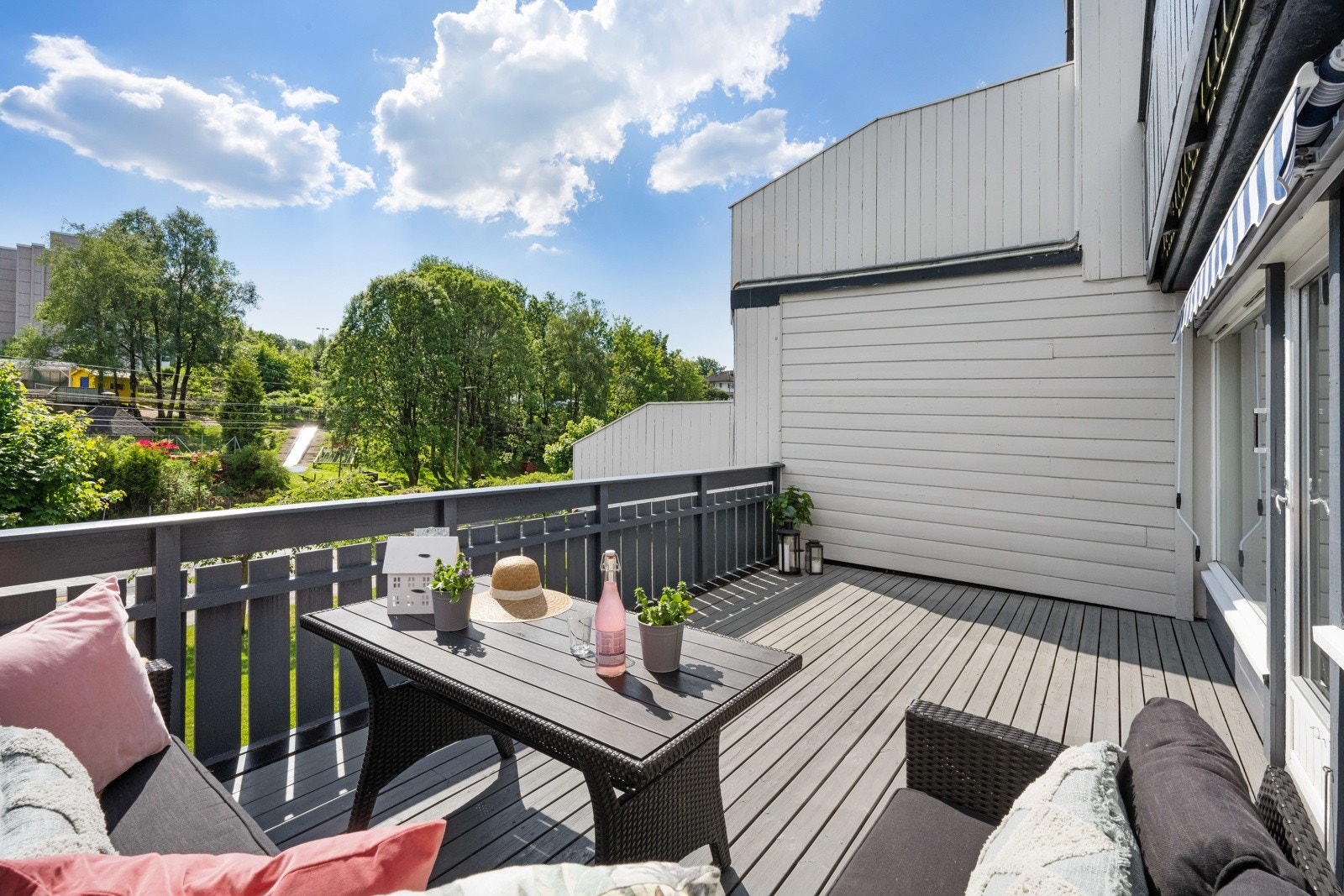 Deilig sørvendt terrasse med Galleribilde