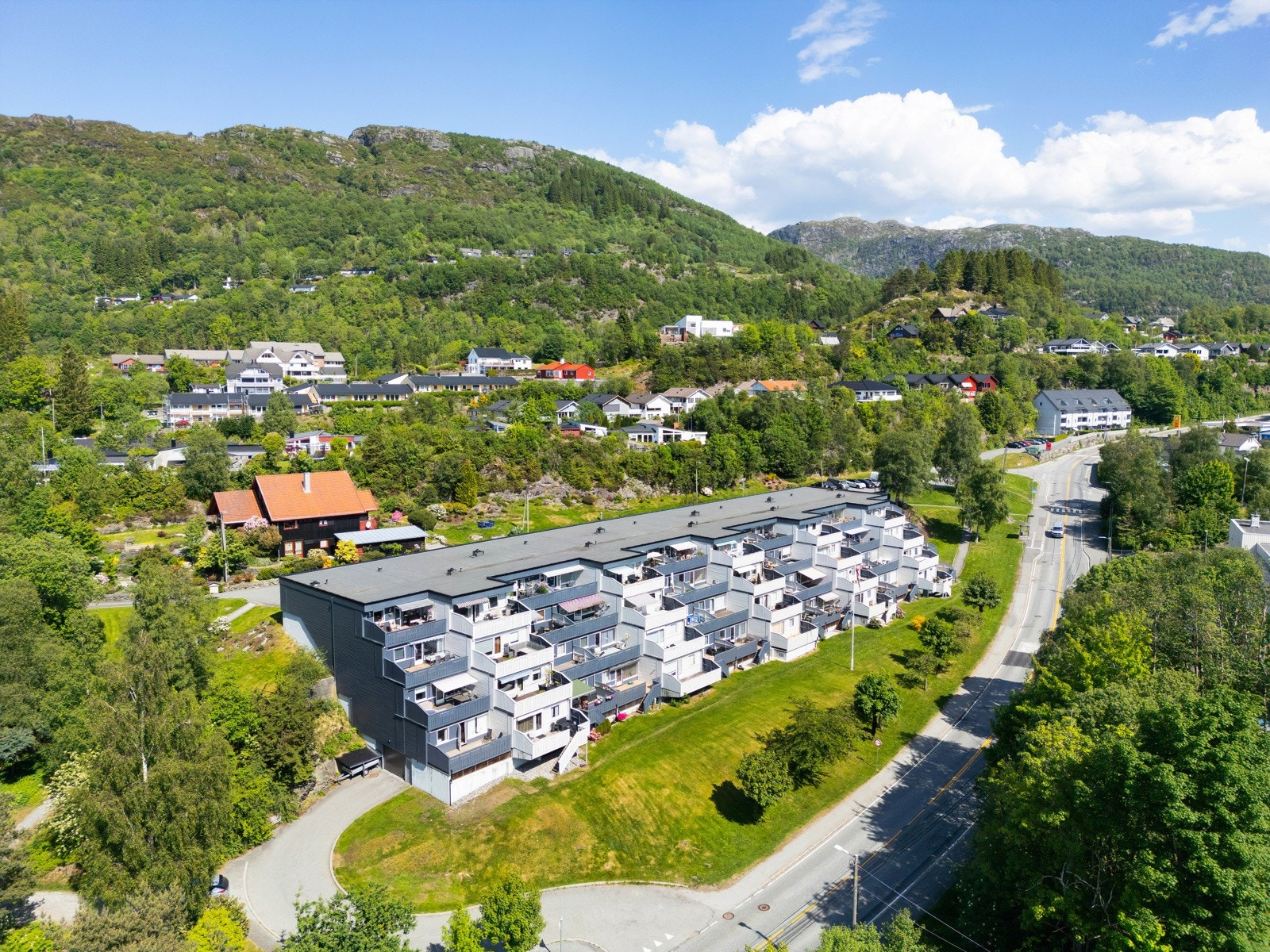 Ligger i 2 etasje i dette signalbygget i området. Galleribilde