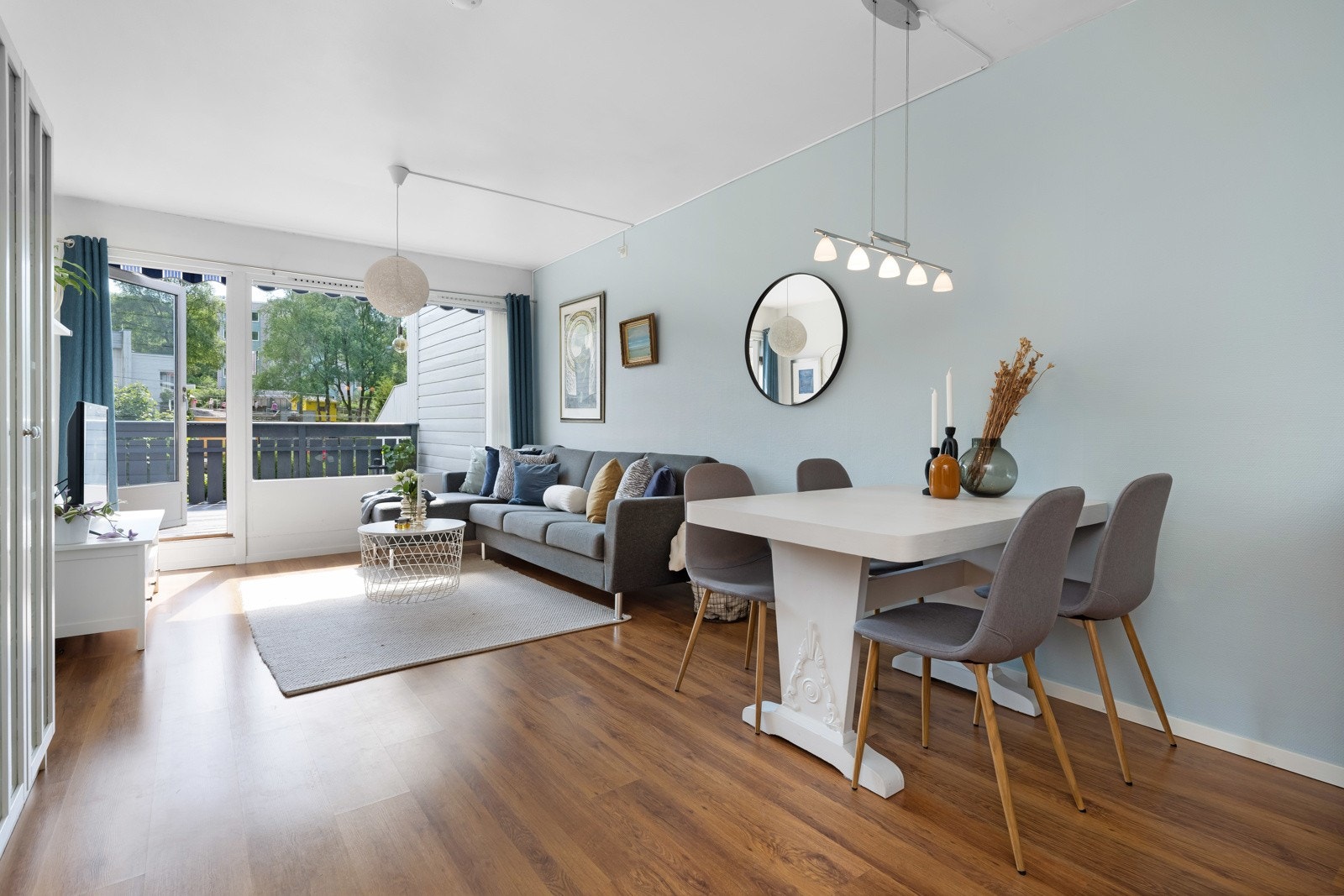Gode møbleringsmuligeter. Plass til bl. a sofagruppe, spisebord, tv/hifi Galleribilde