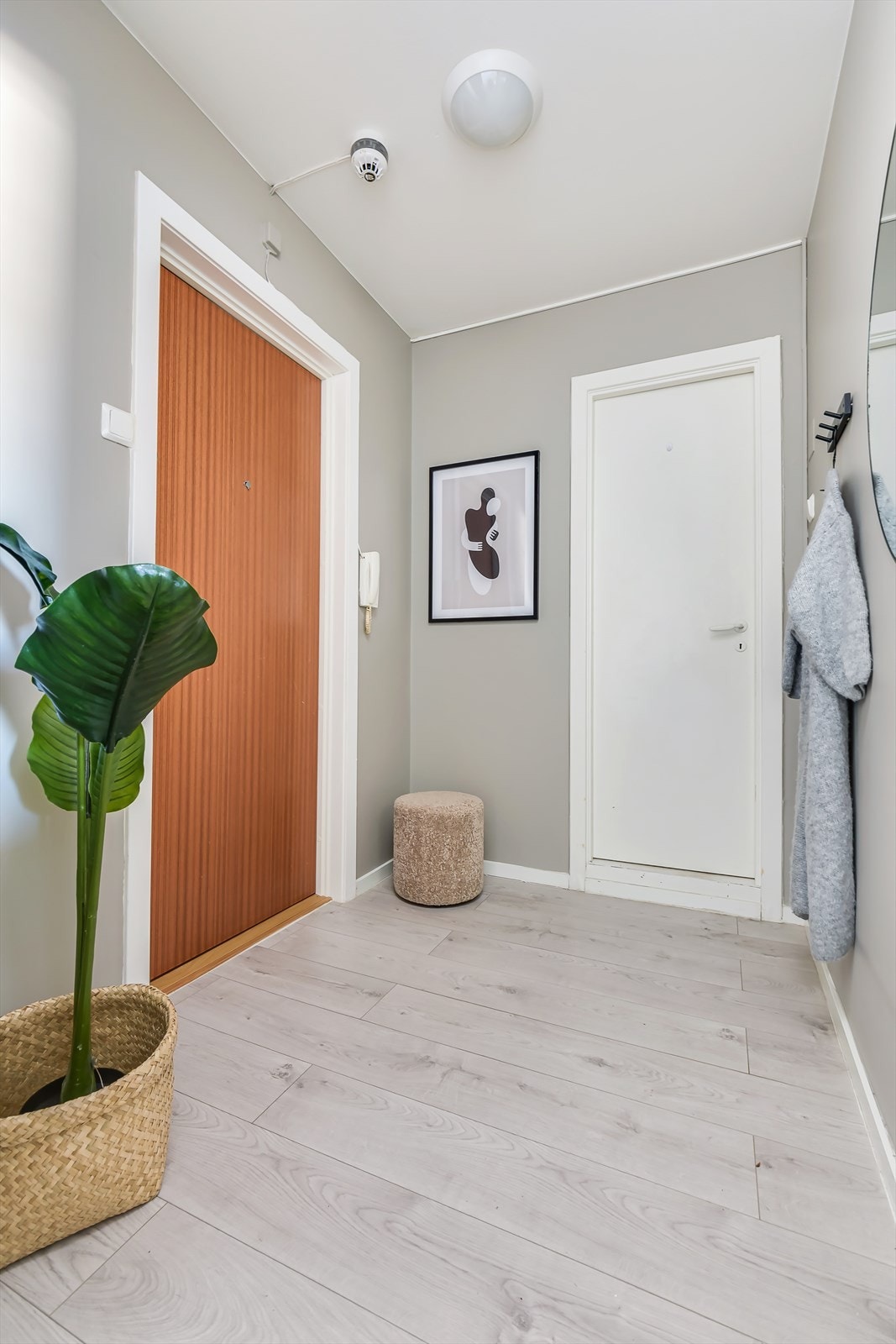 Innbydende entré som gir et godt førsteinntrykk av boligen Galleribilde