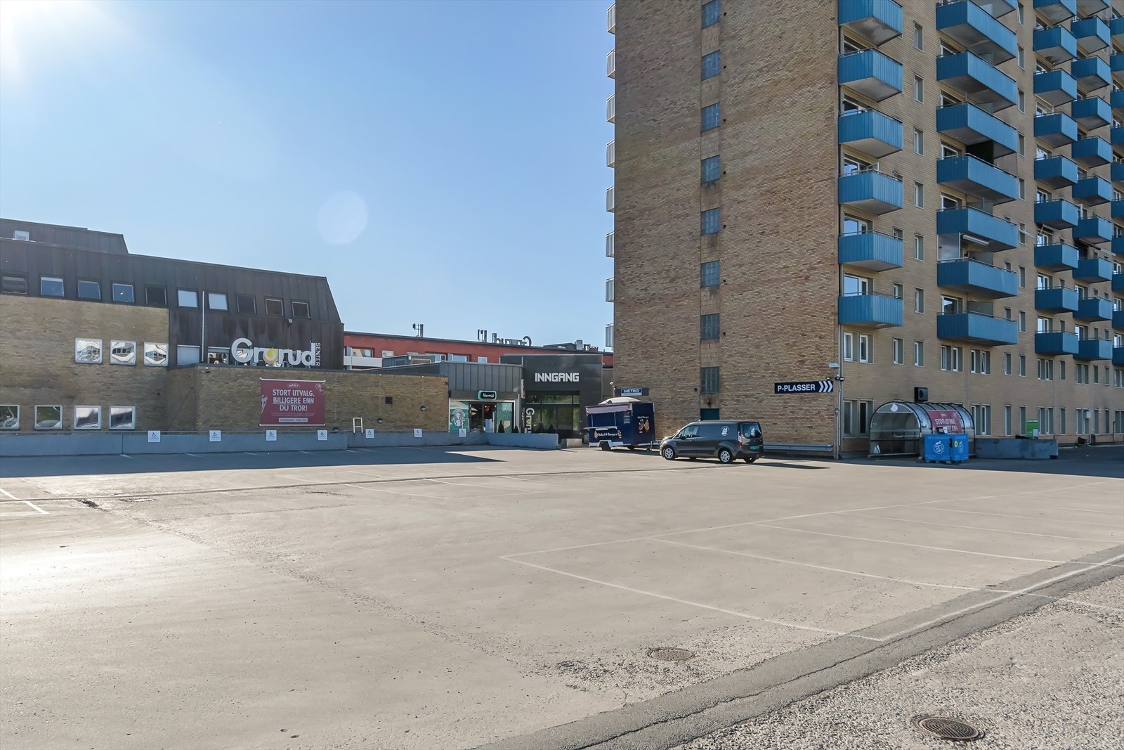 Nærområdet - Kun få minutter gange så kommer du til Grorud senter med 32 butikker/forretninger. Her er alt fra slakter, frisør, klesbutikker, Meny, Peppes Pizza, vinmonopolet, apotek m.m. Galleribilde