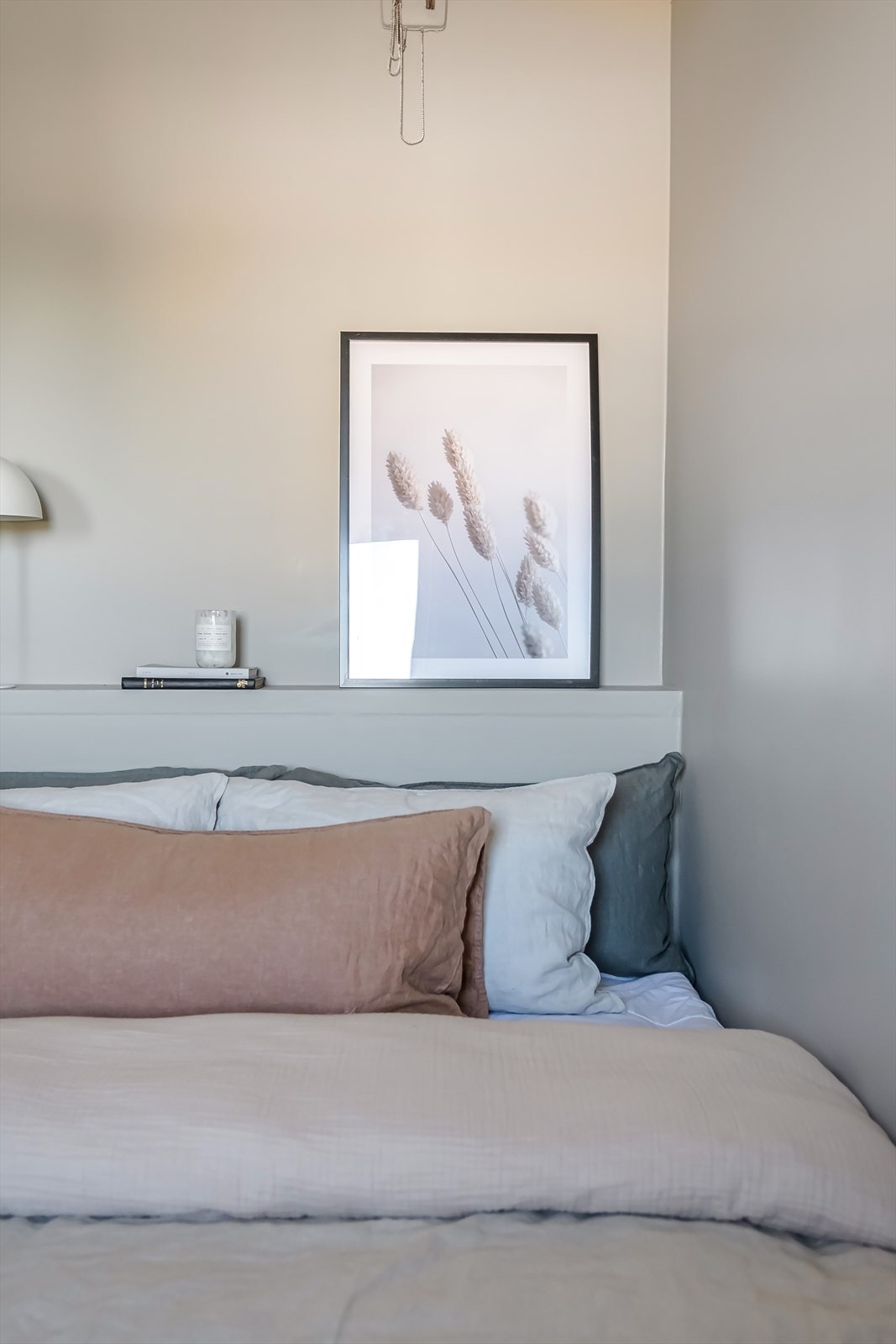 Dette rommet var kjøkken tidligere. Så det ble etablert soverom da kjøkkenet ble flyttet ut i stuen Galleribilde