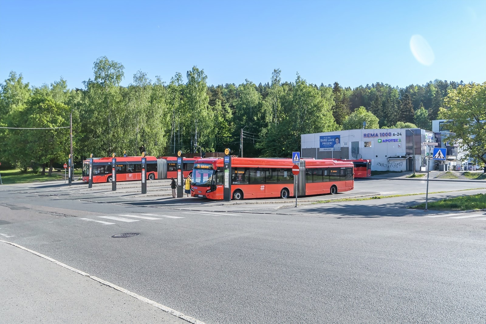 Nærområdet - Det er gode muligheter for å benytte seg av kollektivtrafikk på Grorud. Her er det egen busstasjon og t-banestopp. Kun få minutter unna boligen. Galleribilde