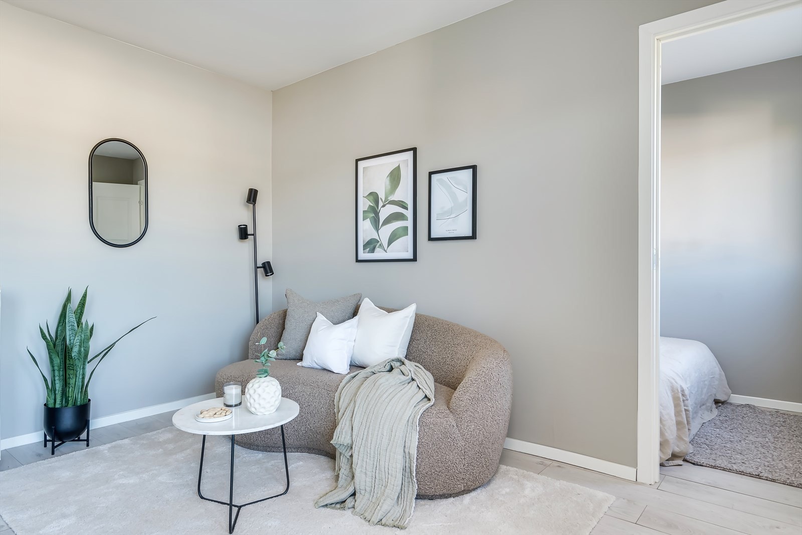 Stuen har en praktisk planløsning som gir gode møbleringsmuligheter for sofagruppe, spisebord og annet møblement Galleribilde