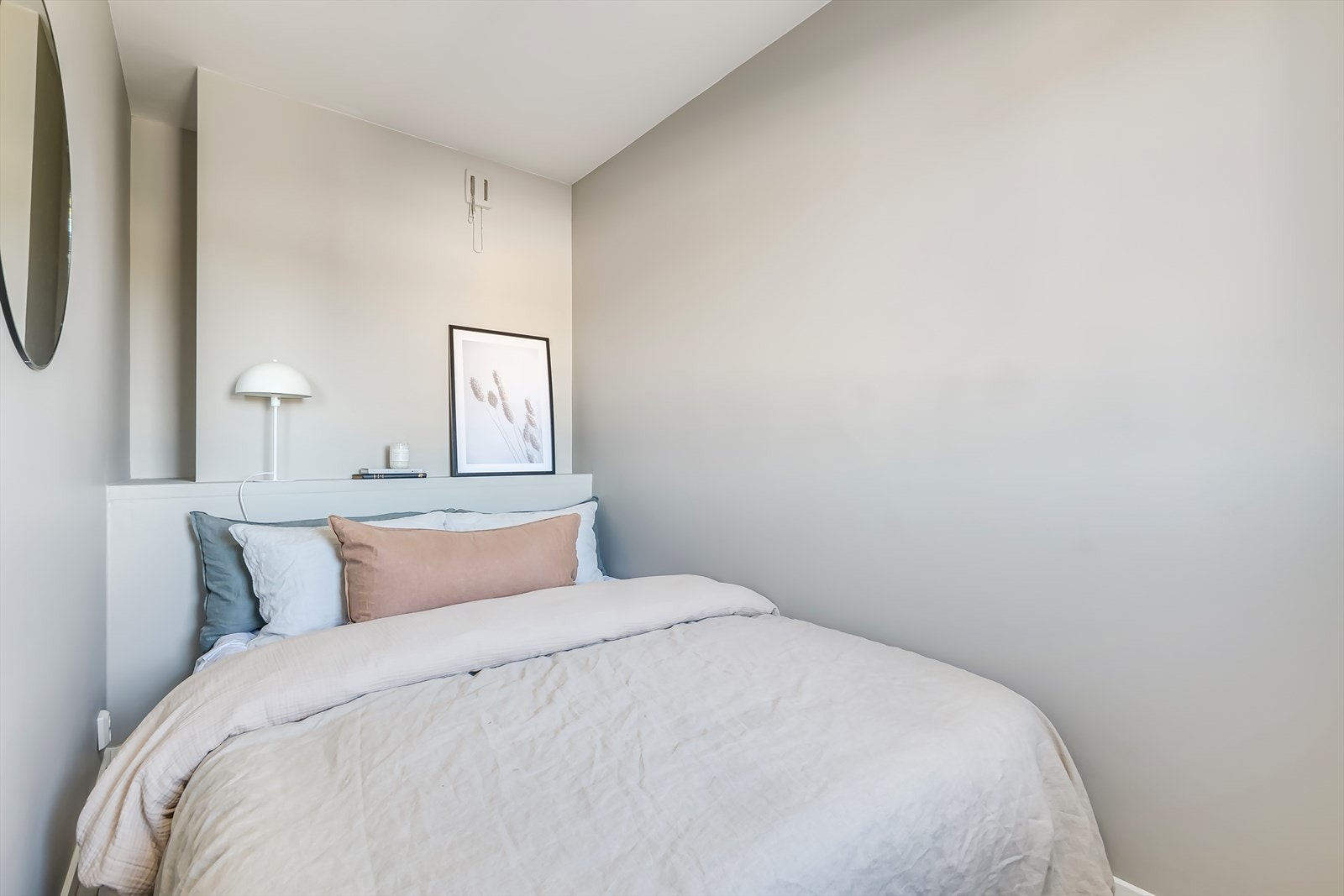 Her er det plass til seng, nattbord og garderobeløsning Galleribilde