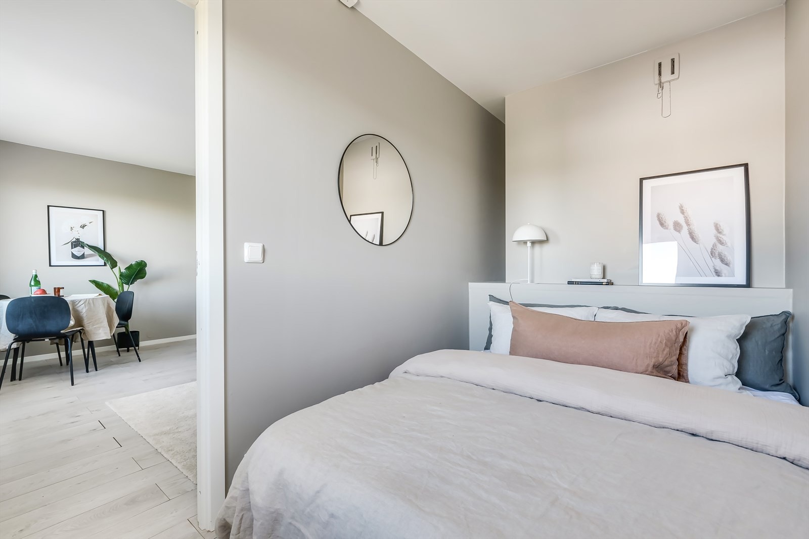 Koselig soverom med inngang fra stuen Galleribilde