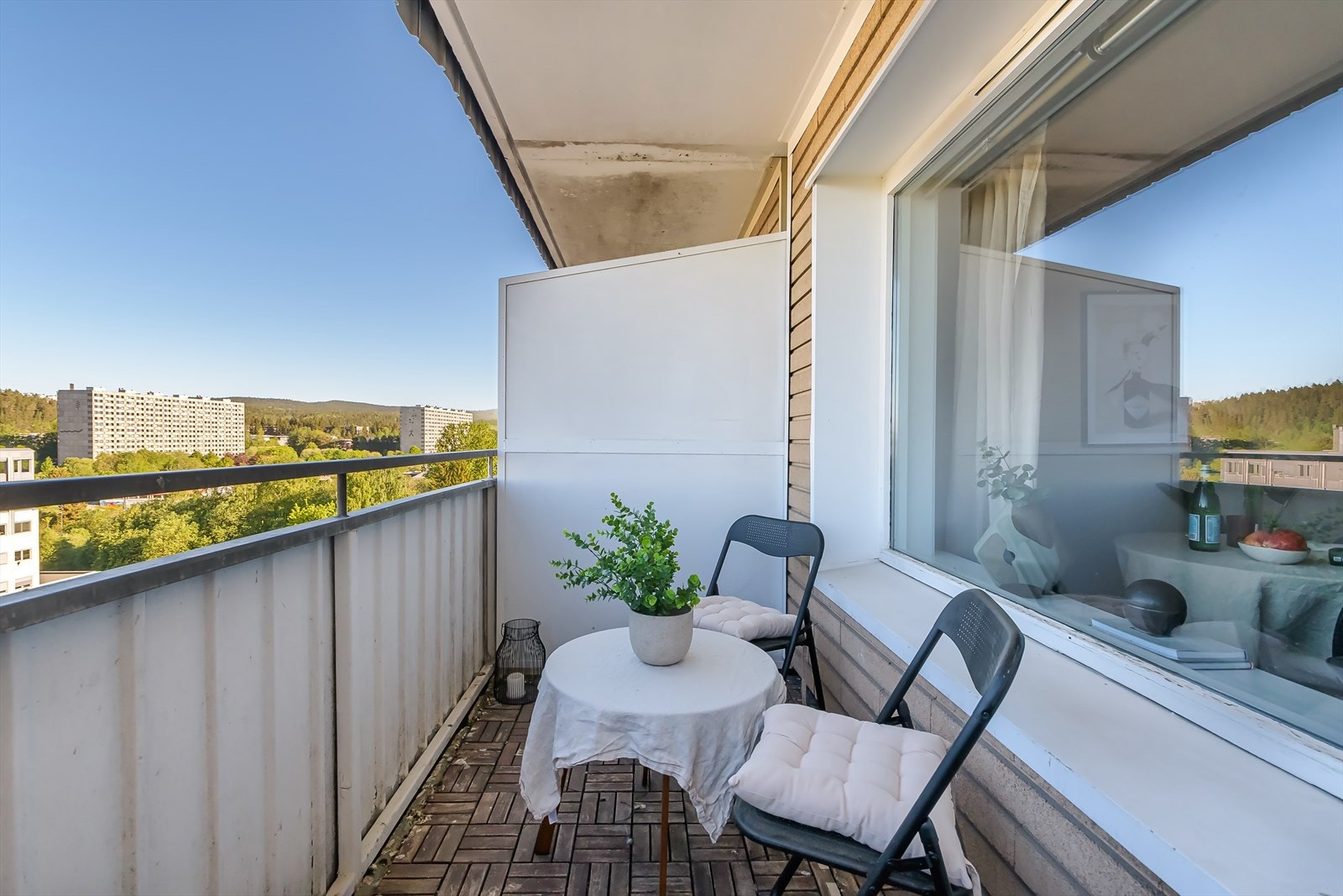 Det er en herlig balkong vendt mot vest Galleribilde