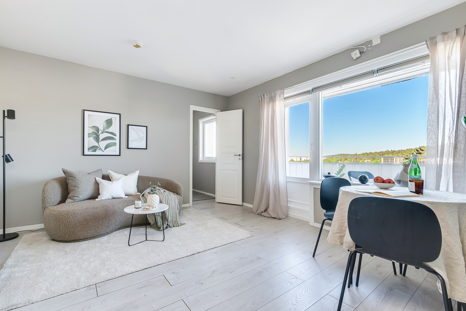 En meget lys 2-roms leilighet fantastisk vestvendt balkong Galleribilde