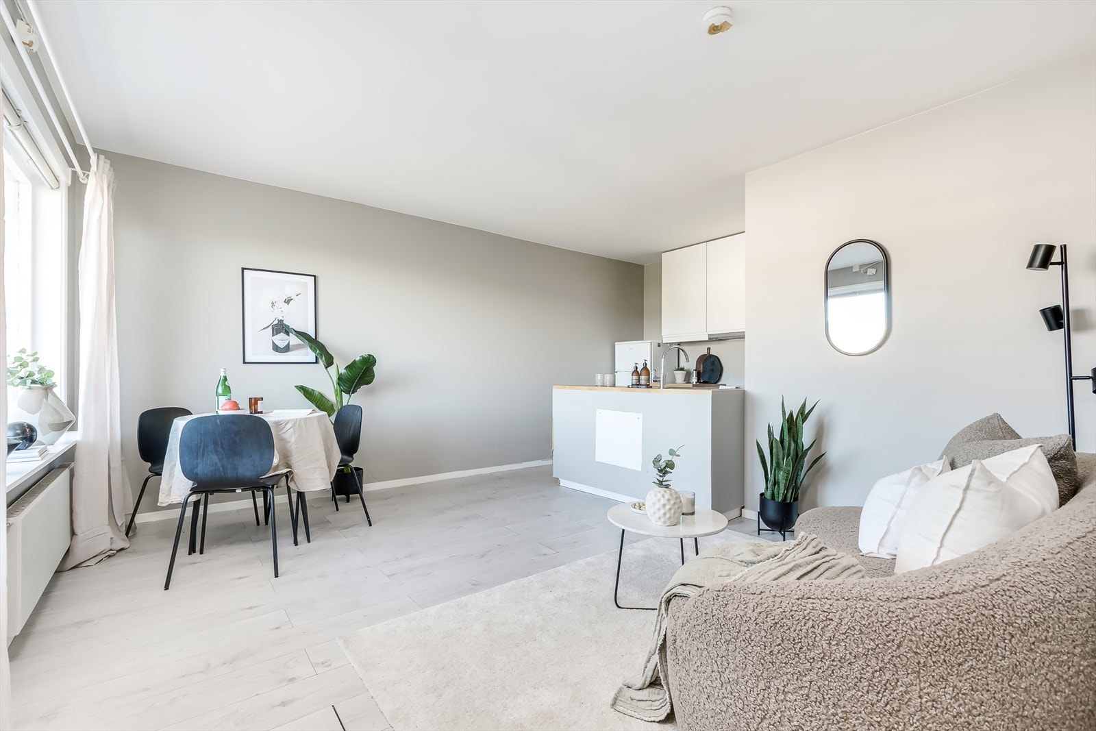 Leiligheten har en lys og åpen planløsning med tidsriktige overflater Galleribilde