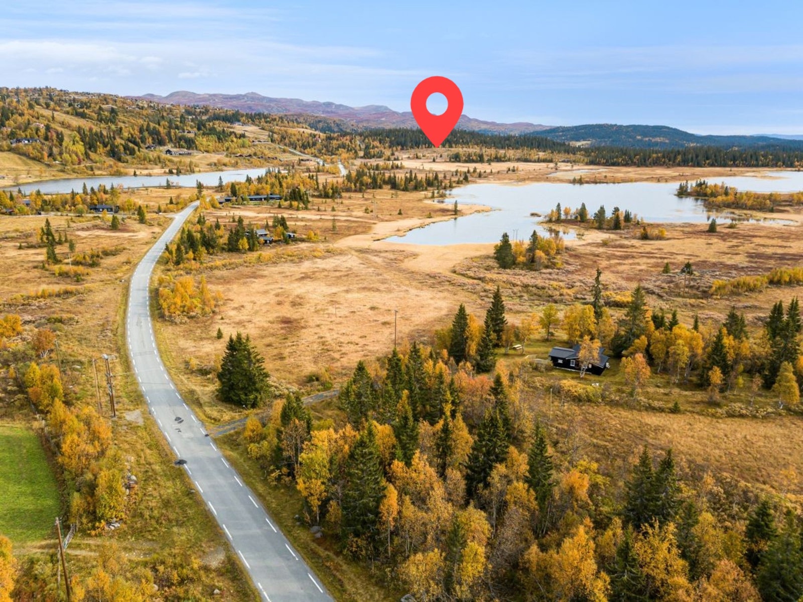Tomteområdet markert.
Spåtind sees i bakgrunn, og Langtjernet i forgrunn. Galleribilde
