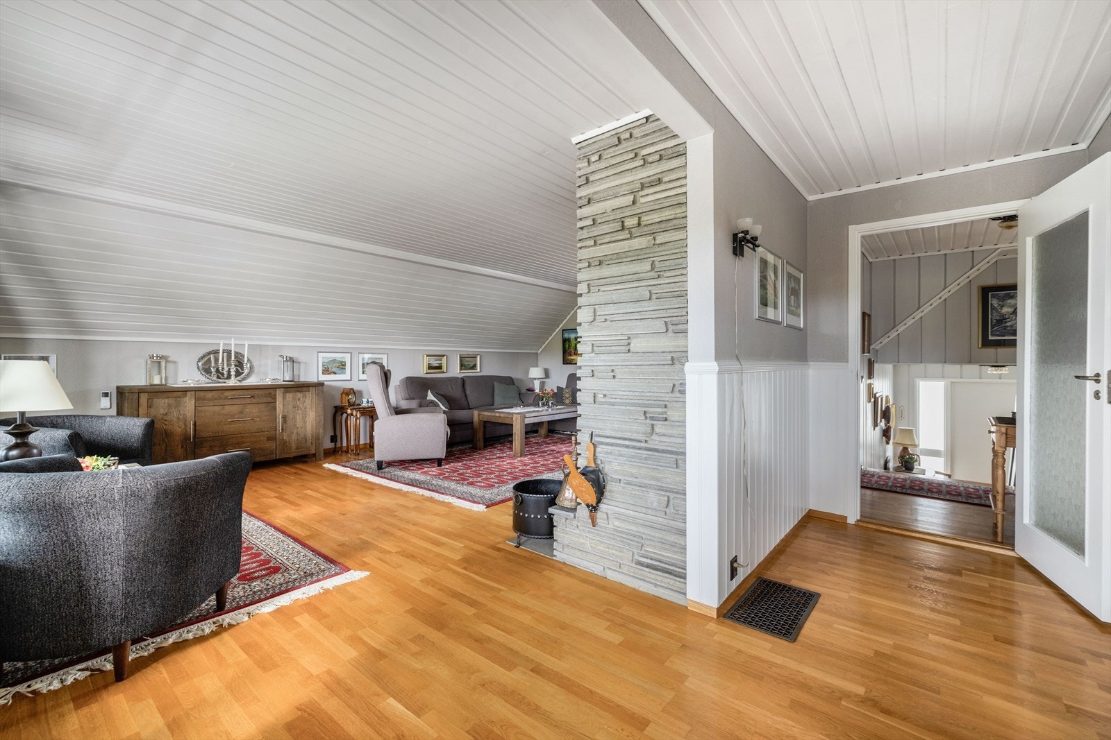 Boligen er i generell bra stand og godt vedlikeholdt, hvor deler av overflater er oppusset i 2010. Galleribilde