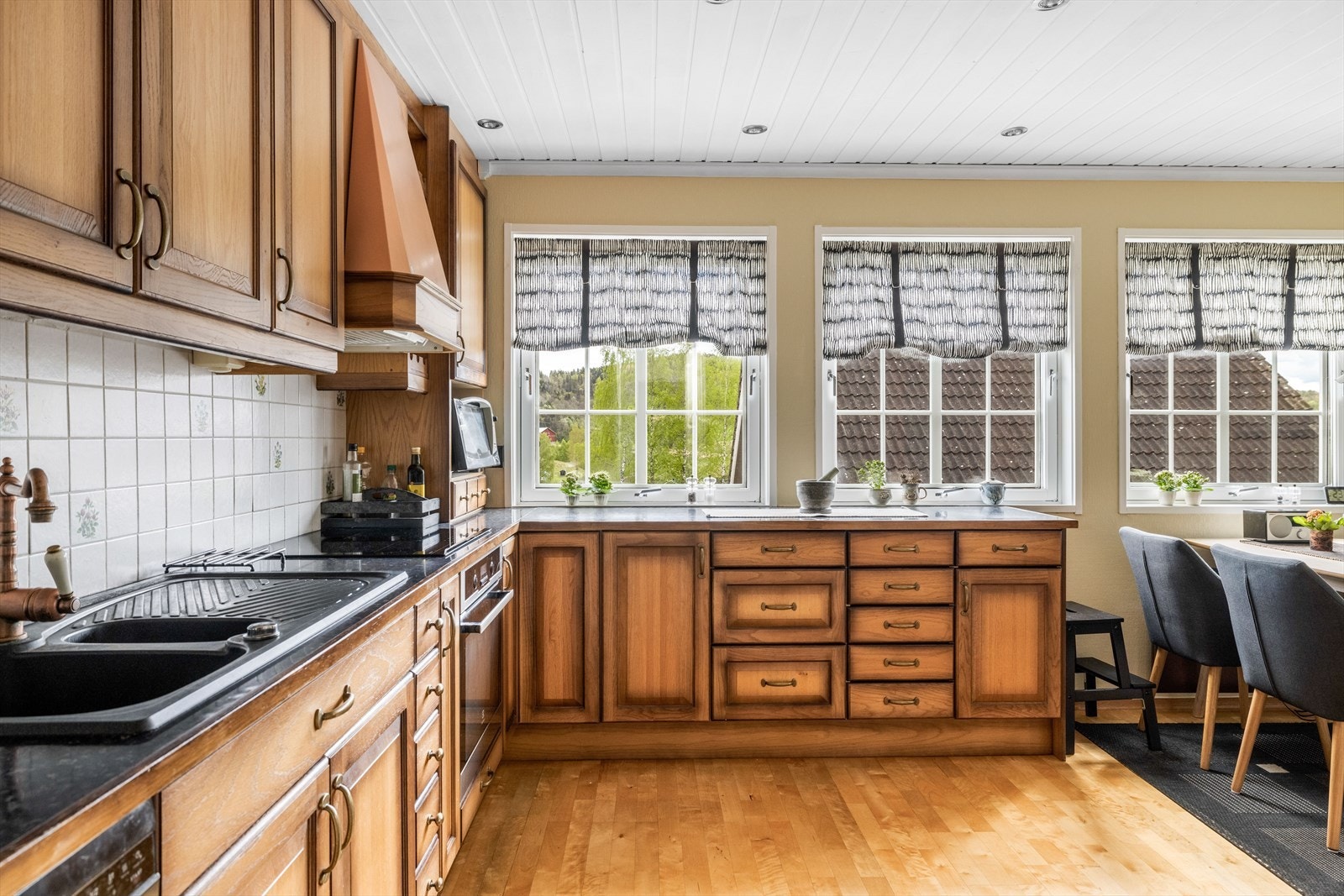 Det er godt med oppbevaringsplass i takhøy innredning, samt at det er gode arbeidsflater på laminerte benkeplater. Integrert oppvaskmaskin, platetopp og stekeovn, samt at det er avsatt plass til frittstående kjøleskap og mikro. Galleribilde