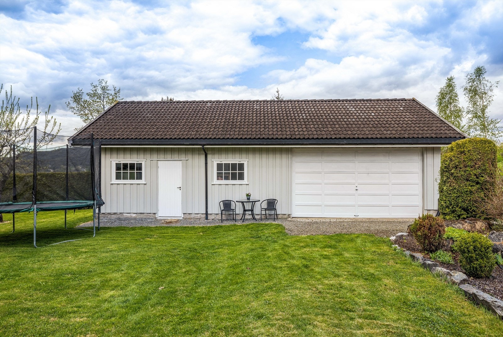 Det er også oppført et uthus på eiendommen i 1995 på hele 74 m2 med god oppbevaringsplass til maskiner og redskap. Galleribilde