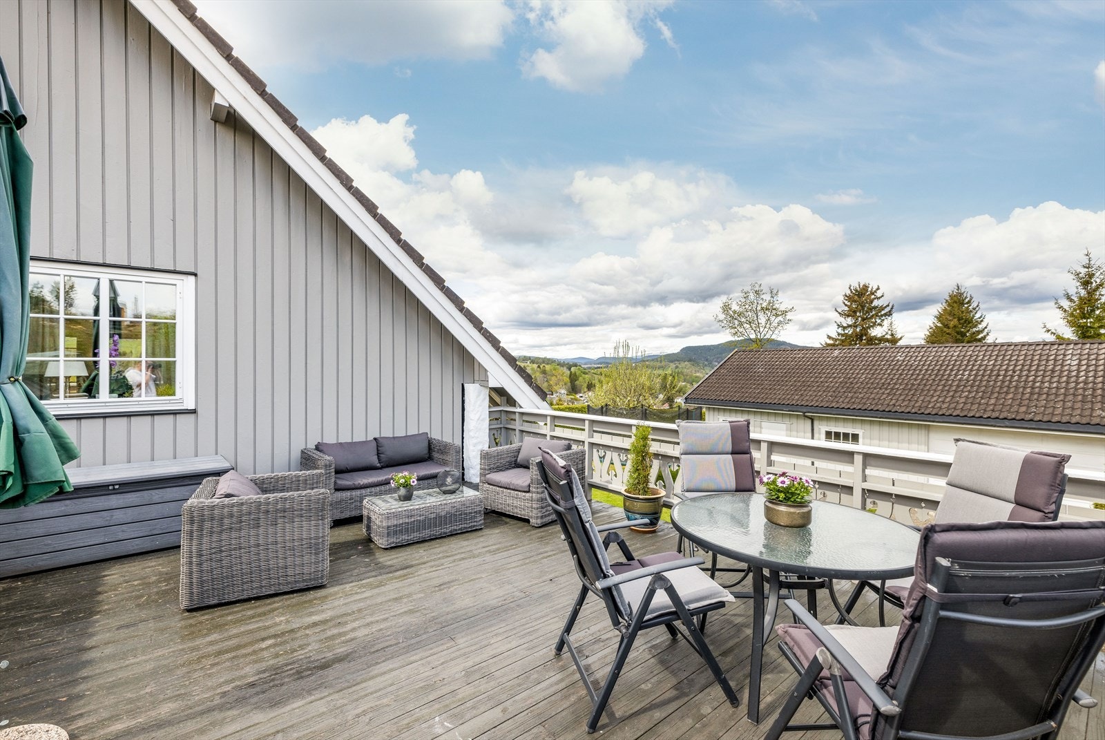 Romslig terrasse mot øst med utvendig adkomst fra boligens inngangsparti. Galleribilde