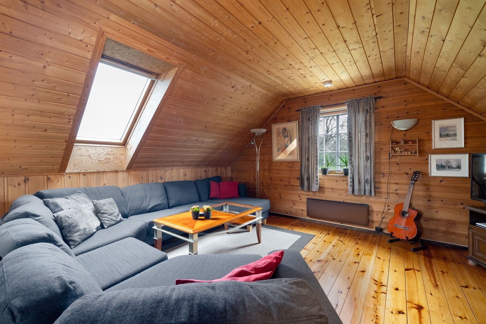 Det er innredet en hyggelig loftstue hvor det er satt inn takvinduer som tilfører godt med dagslys. Et hyggelig familierom med plass til stor sofagruppe og annen møblering. Galleribilde