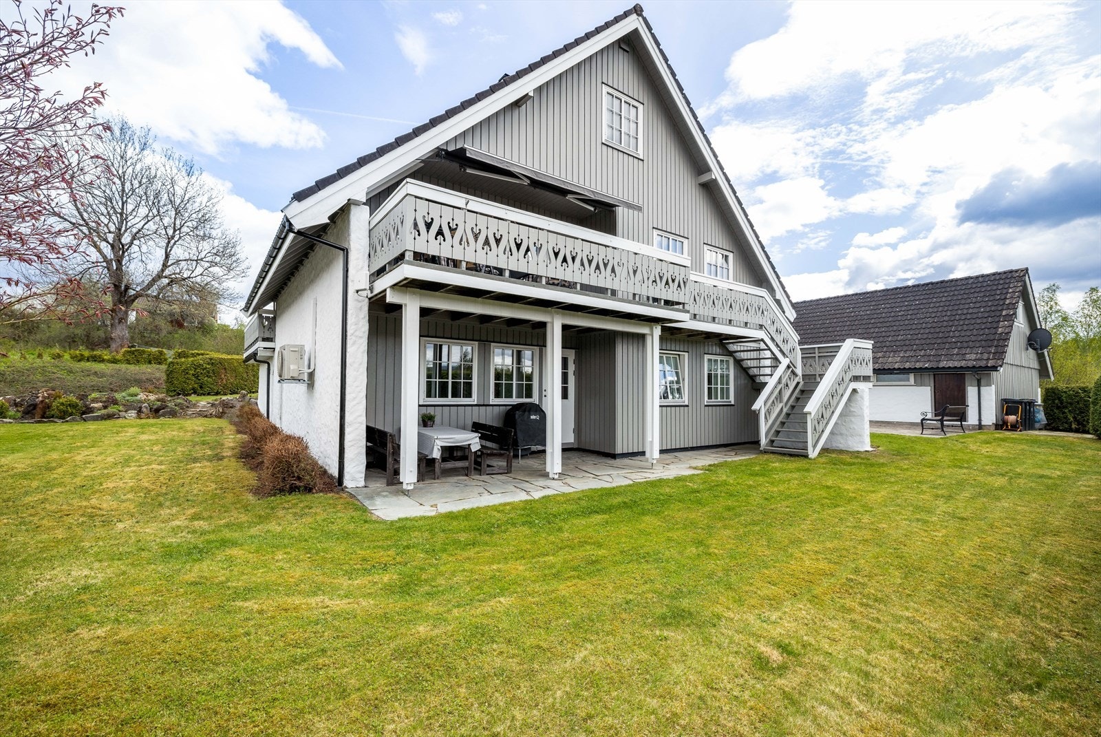 Boligen har to flotte terrasser, hvor terrasse fra stue mot sydvest har utvendig trapp ned til en lun, overbygget uteplass med skiferheller. Galleribilde