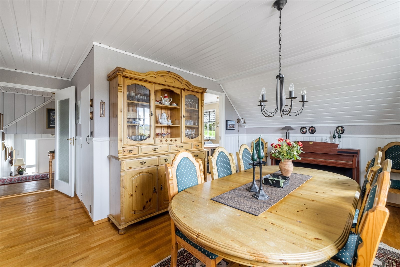 Det er adkomst til kjøkken både fra spisestue og gang. Galleribilde