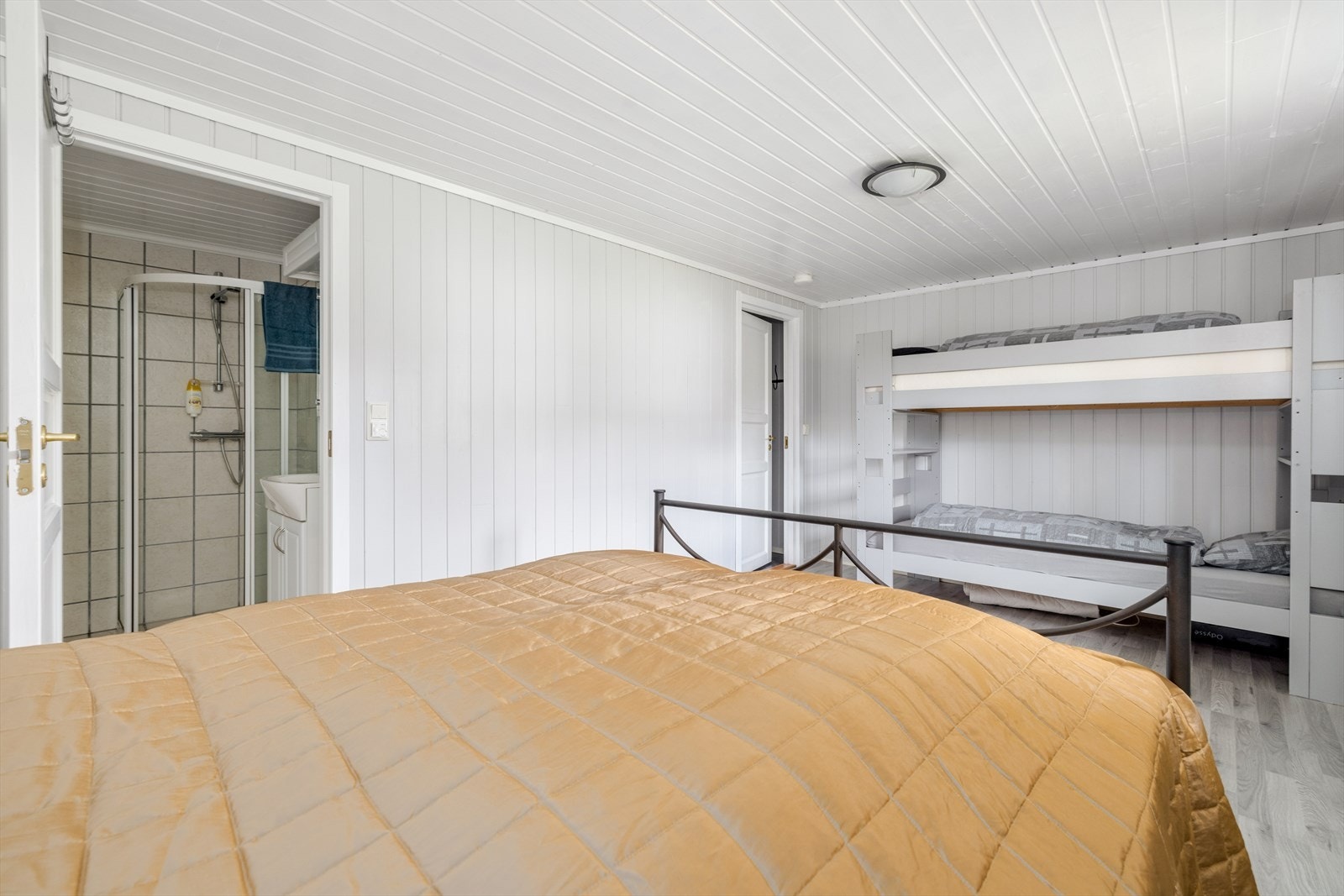 Under tilbygget er det opprinnelig bodrom som per i dag er innredet og brukes som et fjerde soverom med tilliggende dusjrom. Galleribilde