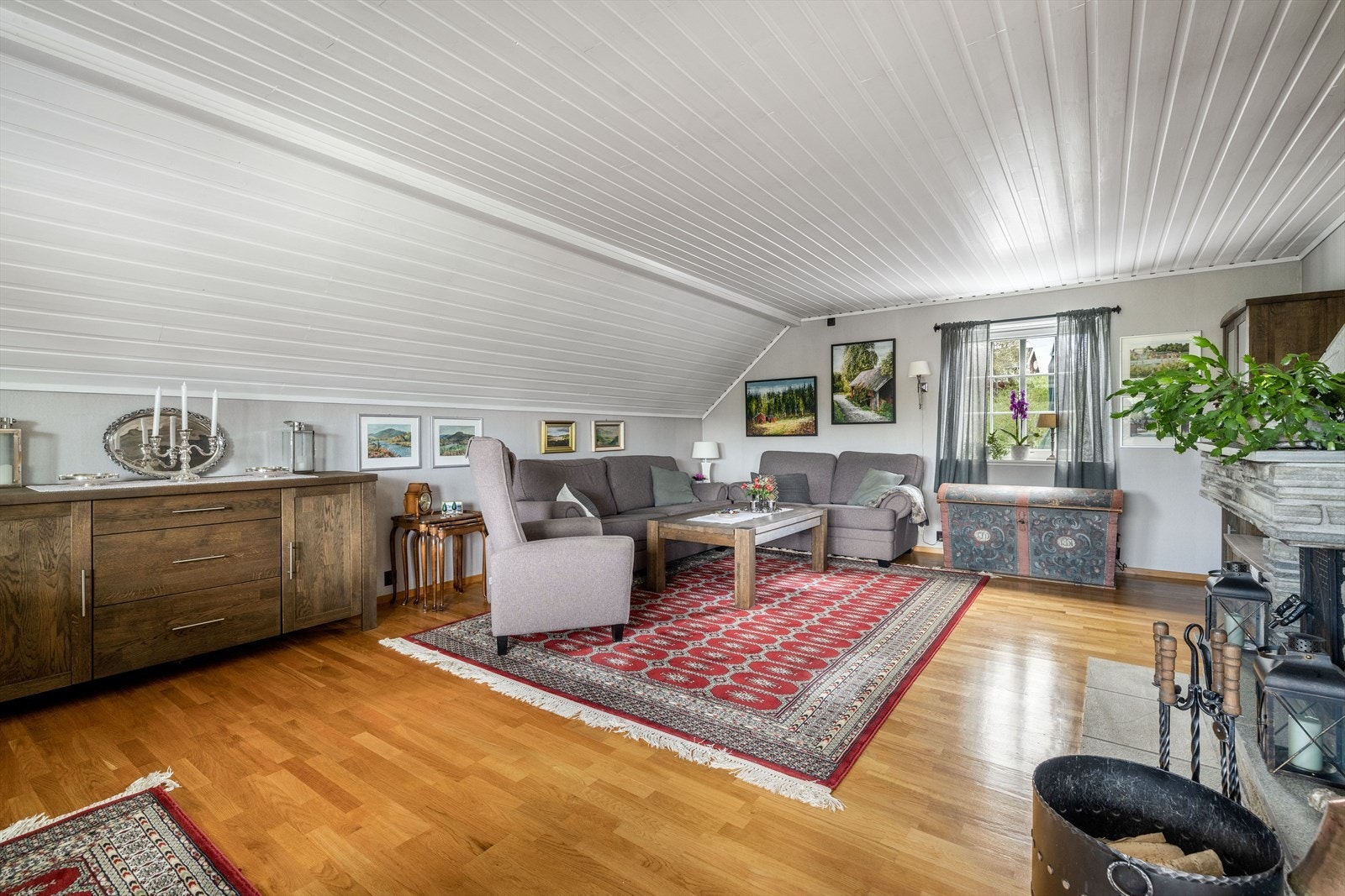 Fra stuen er det utgang til en deilig, sydvestvendt terrasse med flott utsikt og delvis takoverbygg. Galleribilde